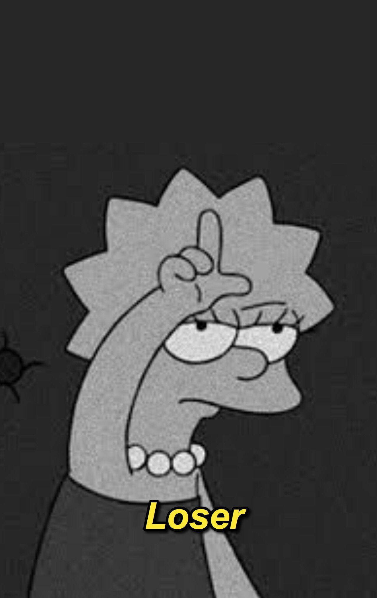 Sad Simpsons 桌布 壁紙 — 麗莎·辛普森在深色背景上以灰階卡通風格露出惱怒表情並向上指著手指。