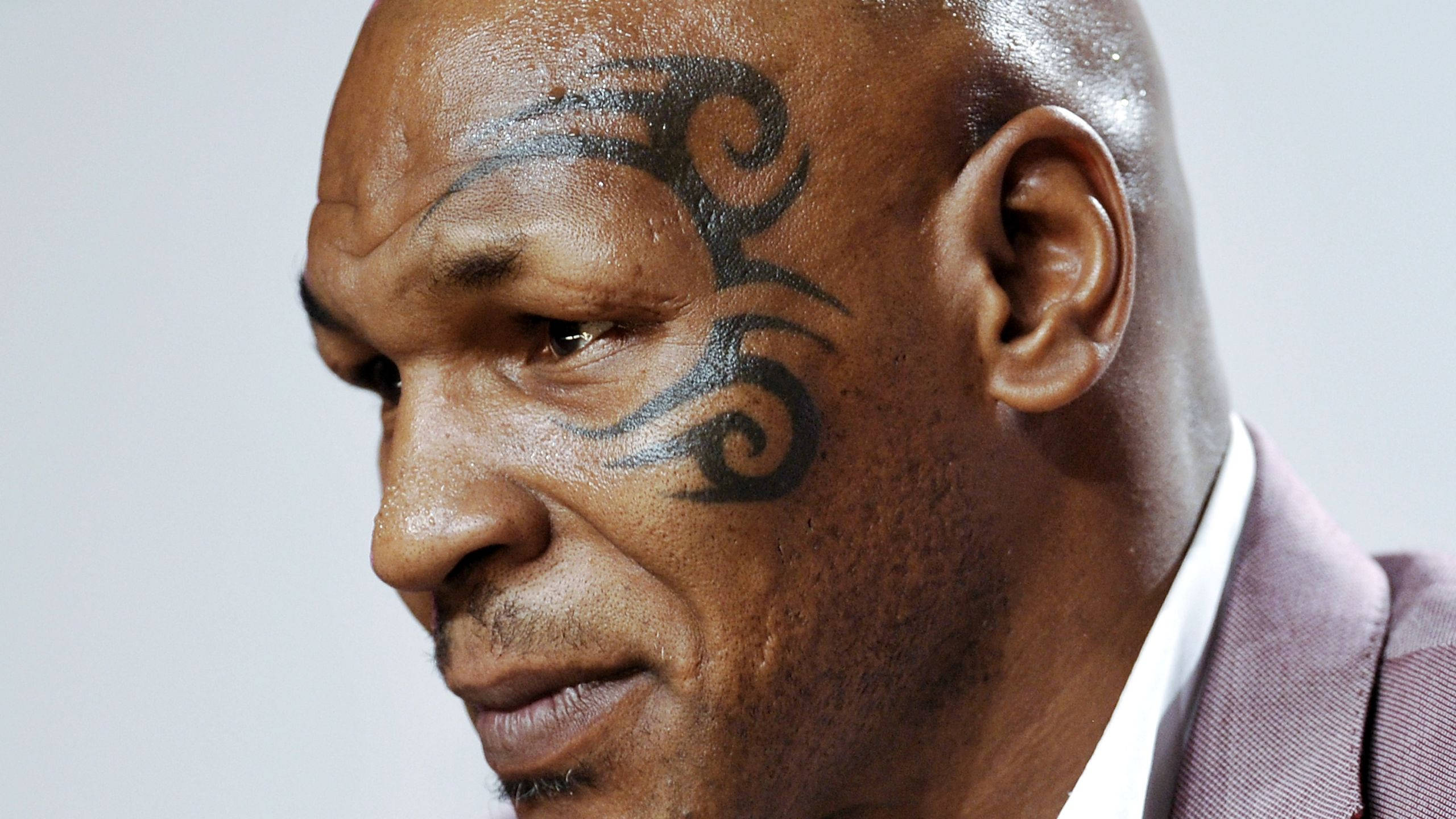 Tattoo 桌布 壁紙 — 麥克泰森臉部特寫，展示其標誌性的臉頰部落紋身和嚴肅表情。