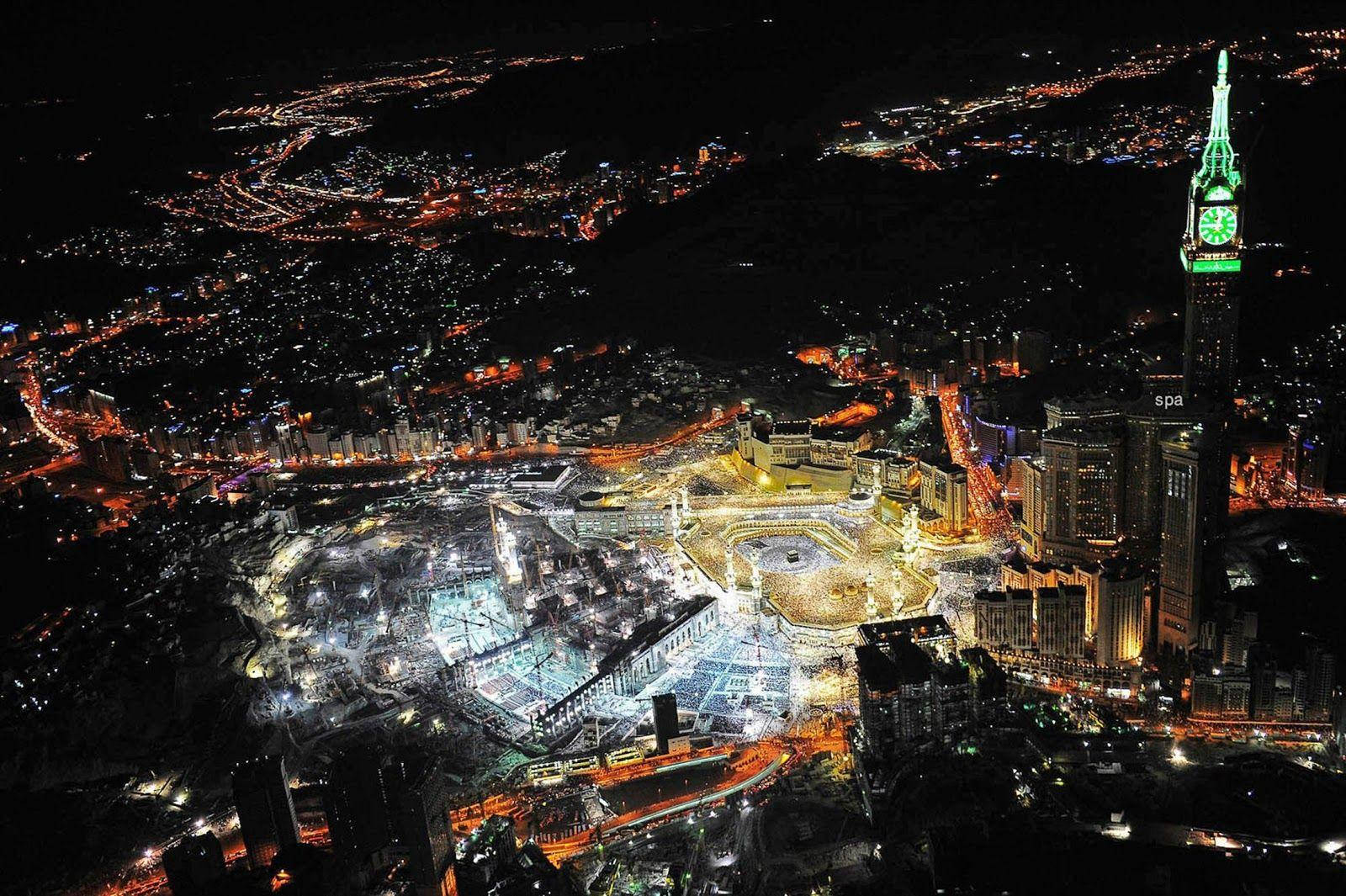 城市 桌布 壁紙 — 麥加 illuminated 聖地及周邊城市景觀的夜間鳥瞰圖，街道閃爍，阿布拉吉阿爾拜特鐘樓聳立。
