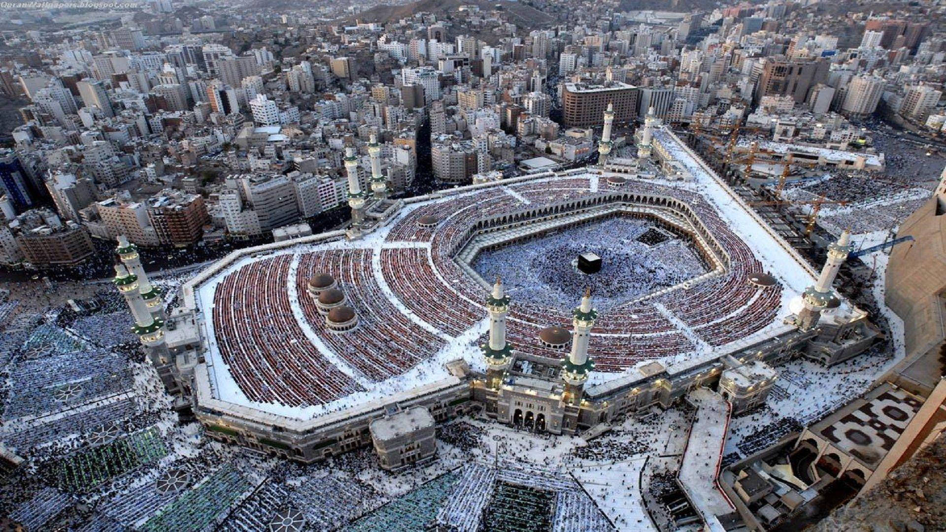 Makkah 桌布 壁紙 — 麥加大清真寺的鳥瞰圖，數百萬朝聖者在晴朗天空下於朝覲期間繞行卡巴天房。