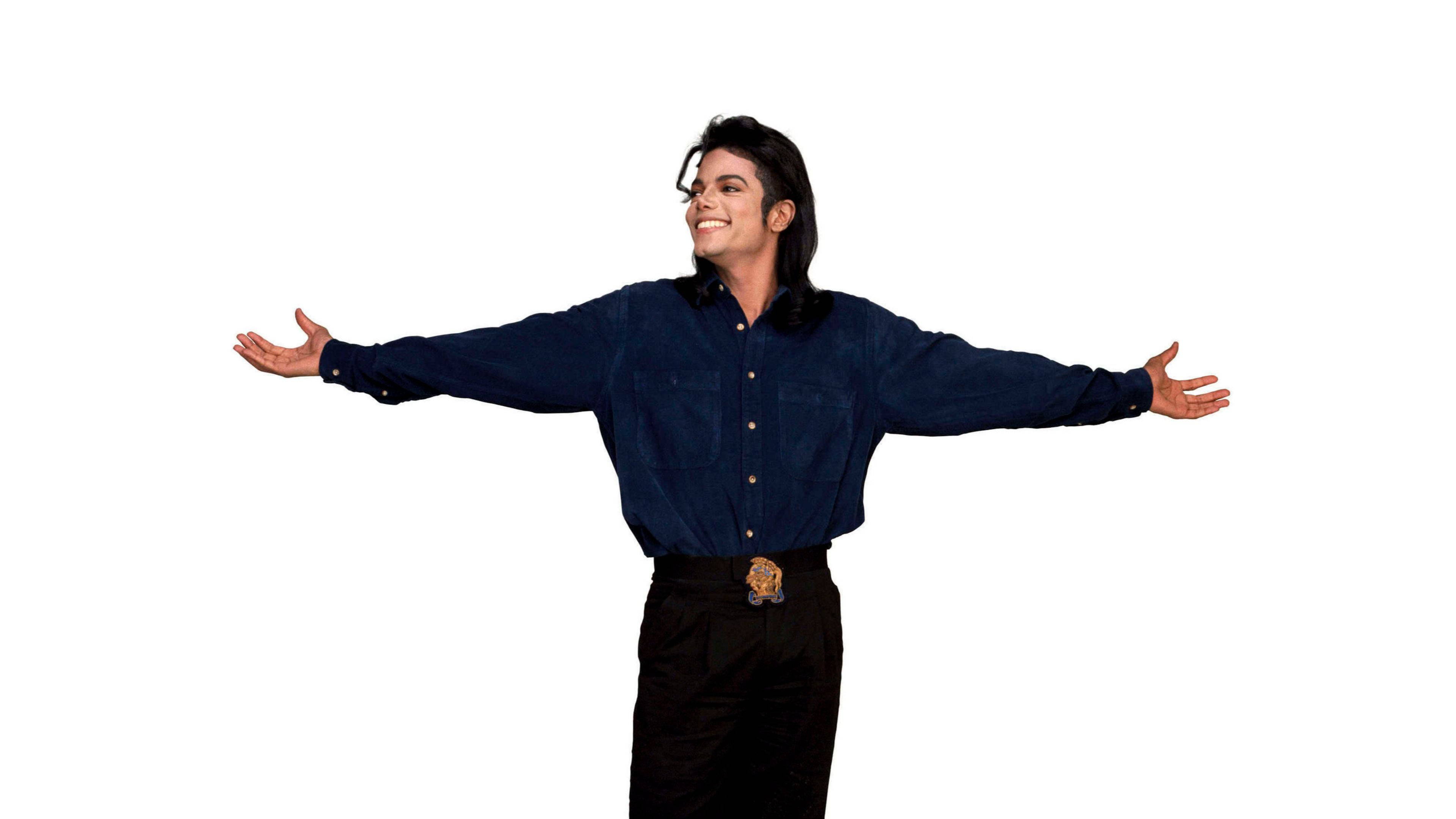 michael 桌布 壁紙 — 麥可傑克森在純白色背景前張開雙臂，身穿深藍色襯衫和黑色褲子。