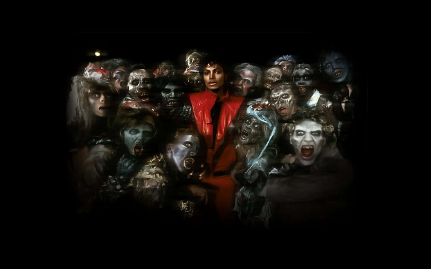 Michael Jackson Thriller 桌布 壁紙 — 麥可傑克森身穿紅色外套，被怪誕的殭屍面孔包圍在黑暗陰森的環境中。