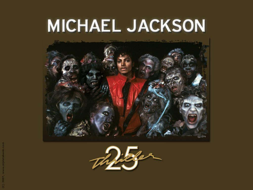 Michael Jackson Thriller 桌布 壁紙 — 麥可傑克森身穿紅色外套站在中央，被來自他的《Thriller》專輯封面上尖叫的殭屍面孔包圍。