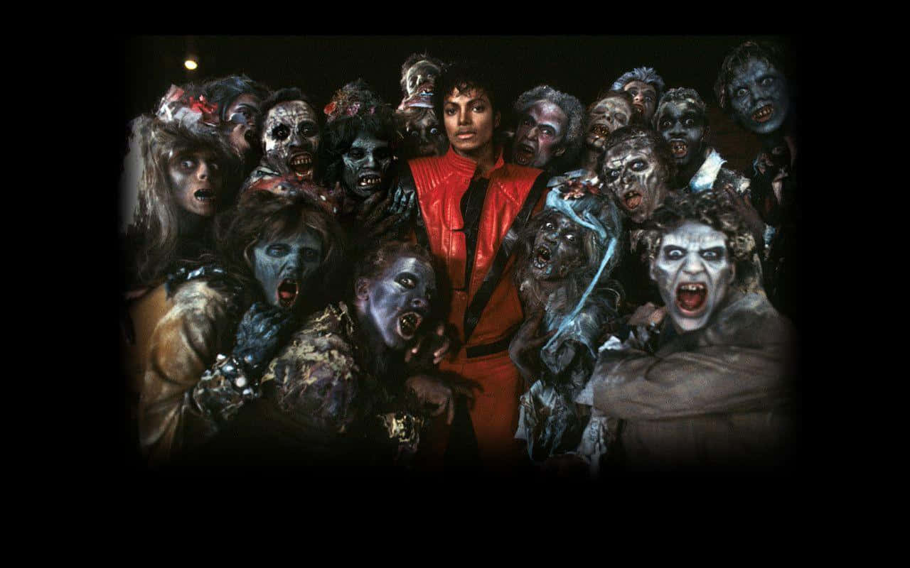 Michael Jackson Thriller 桌布 壁紙 — 麥可傑克森身穿紅色外套站在中央，被類似殭屍的人物包圍，照片黑暗而戲劇化。