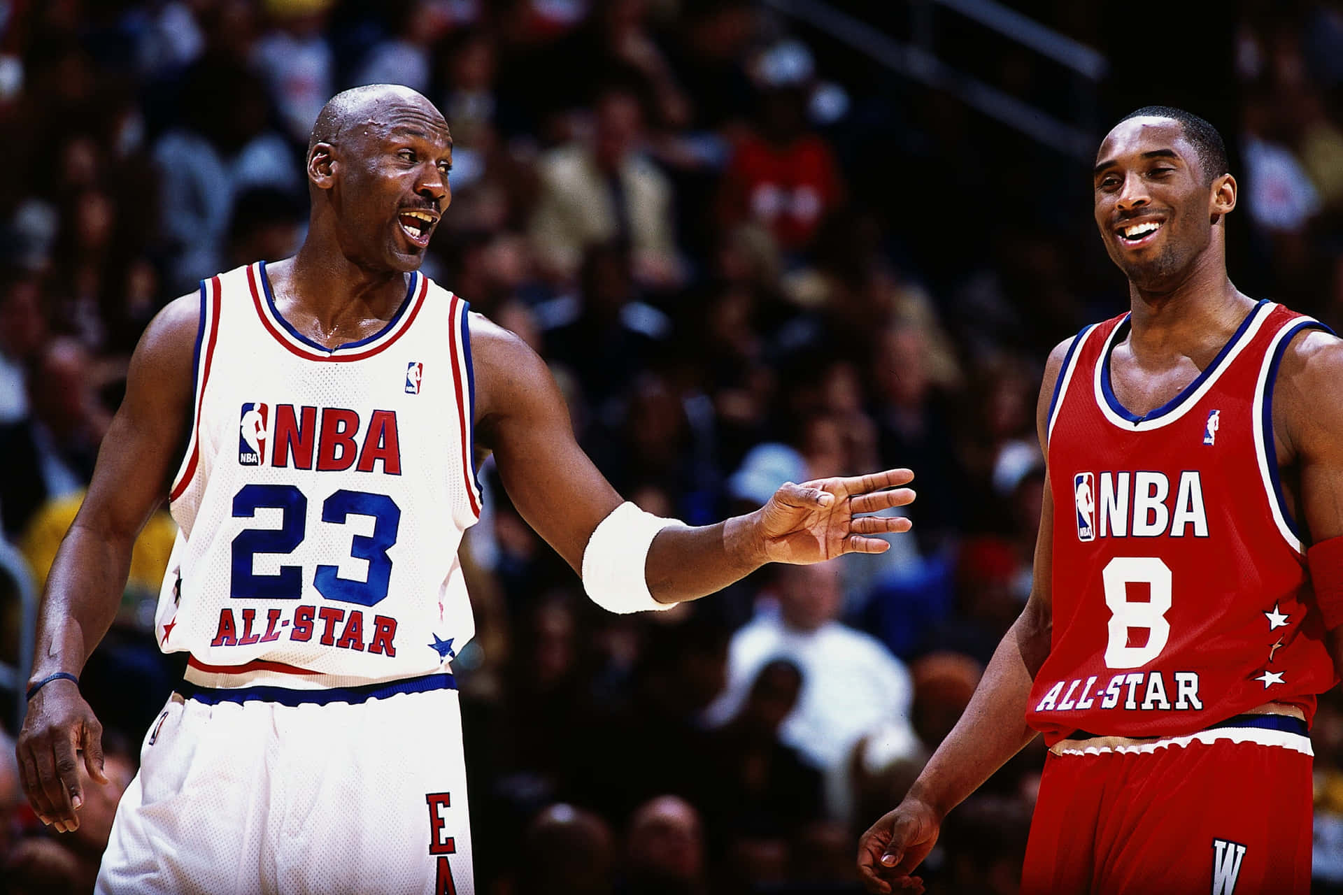麥可喬丹和柯比布萊恩在NBA全明星賽中大笑。 — NBA 壁紙