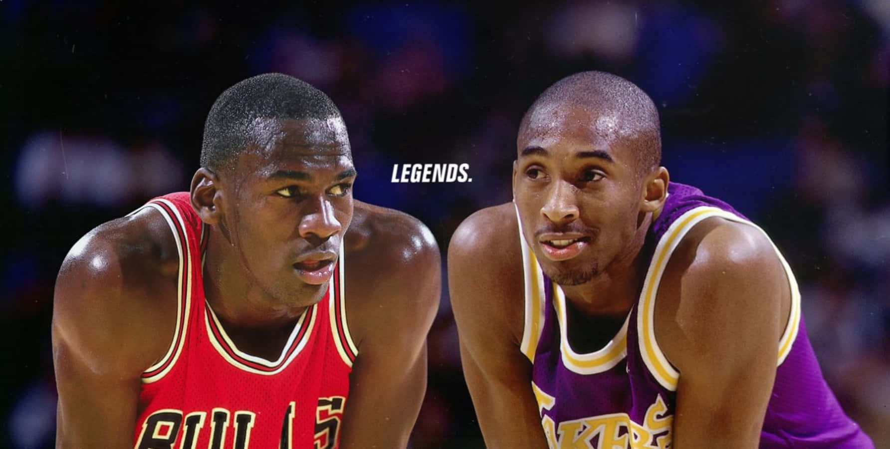 Kobe Bryant And Michael Jordan 桌布 壁紙 — 麥可喬丹和柯比布萊恩穿著標誌性球衣，並肩凝視，中間有「LEGENDS」文字。