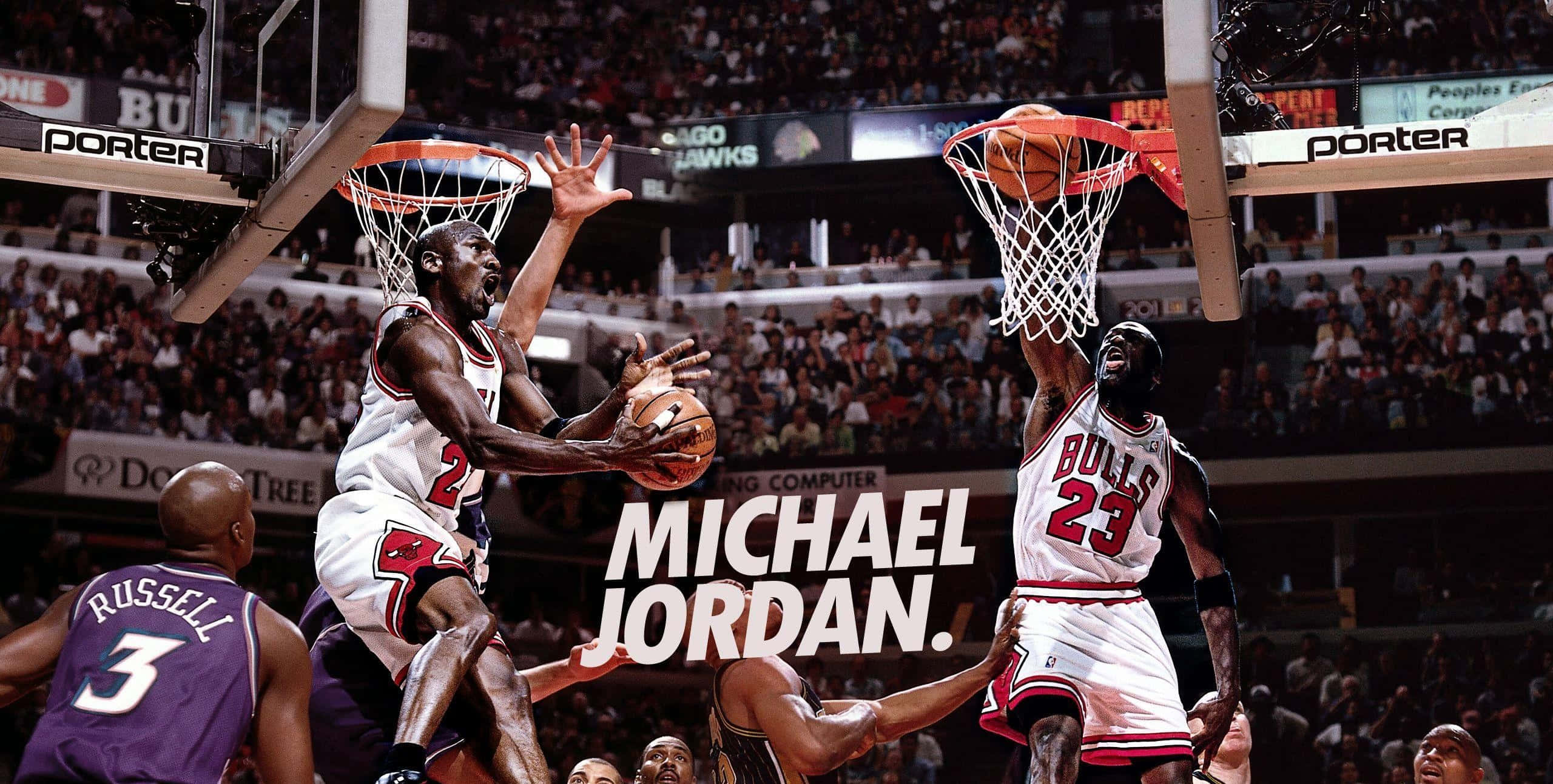 Michael Jordan Dunk 桌布 壁紙 — 麥可喬丹在擠滿觀眾的籃球場上飛身灌籃，防守球員跳起嘗試封阻。