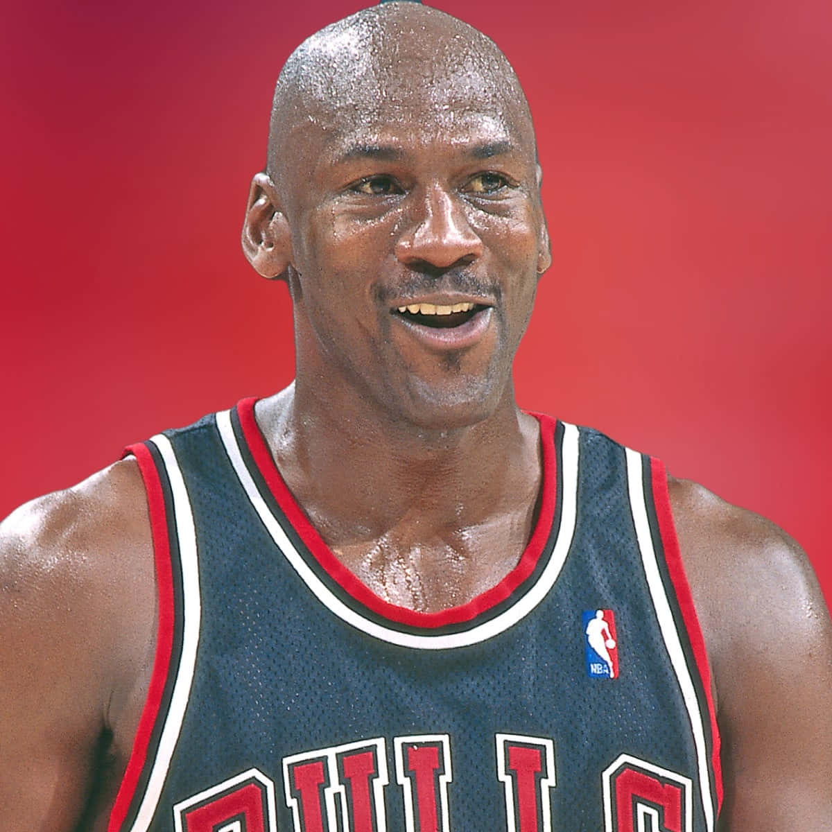 Jordan 桌布 壁紙 — 麥可喬丹微笑，汗水在臉上閃閃發光，身穿芝加哥公牛隊球衣，背景為純紅色。