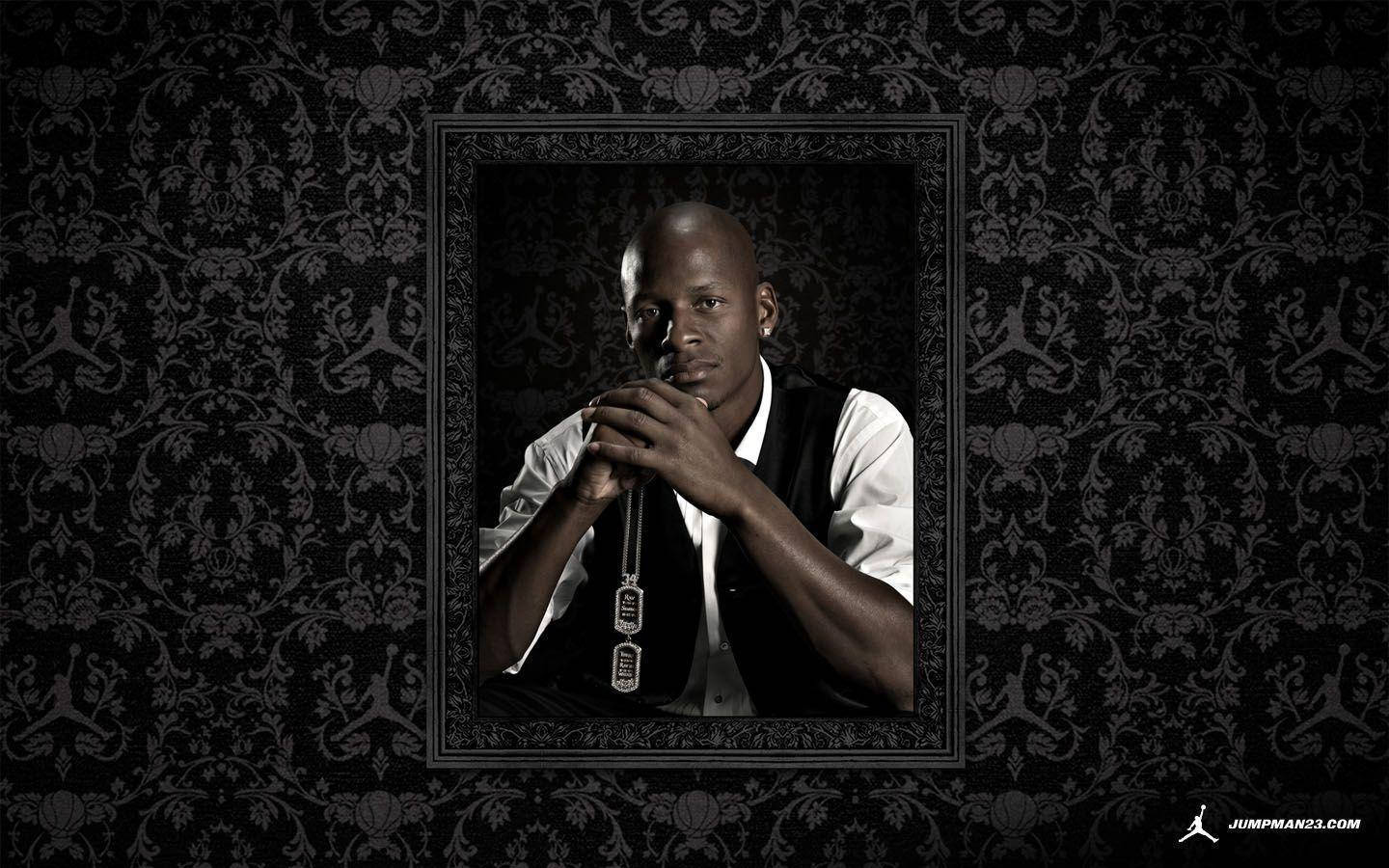 Ray Allen 桌布 壁紙 — 麥可喬丹的裱框肖像，身穿黑色背心和白色襯衫，背景是深色裝飾壁紙，上面有重複的Jumpman標誌。
