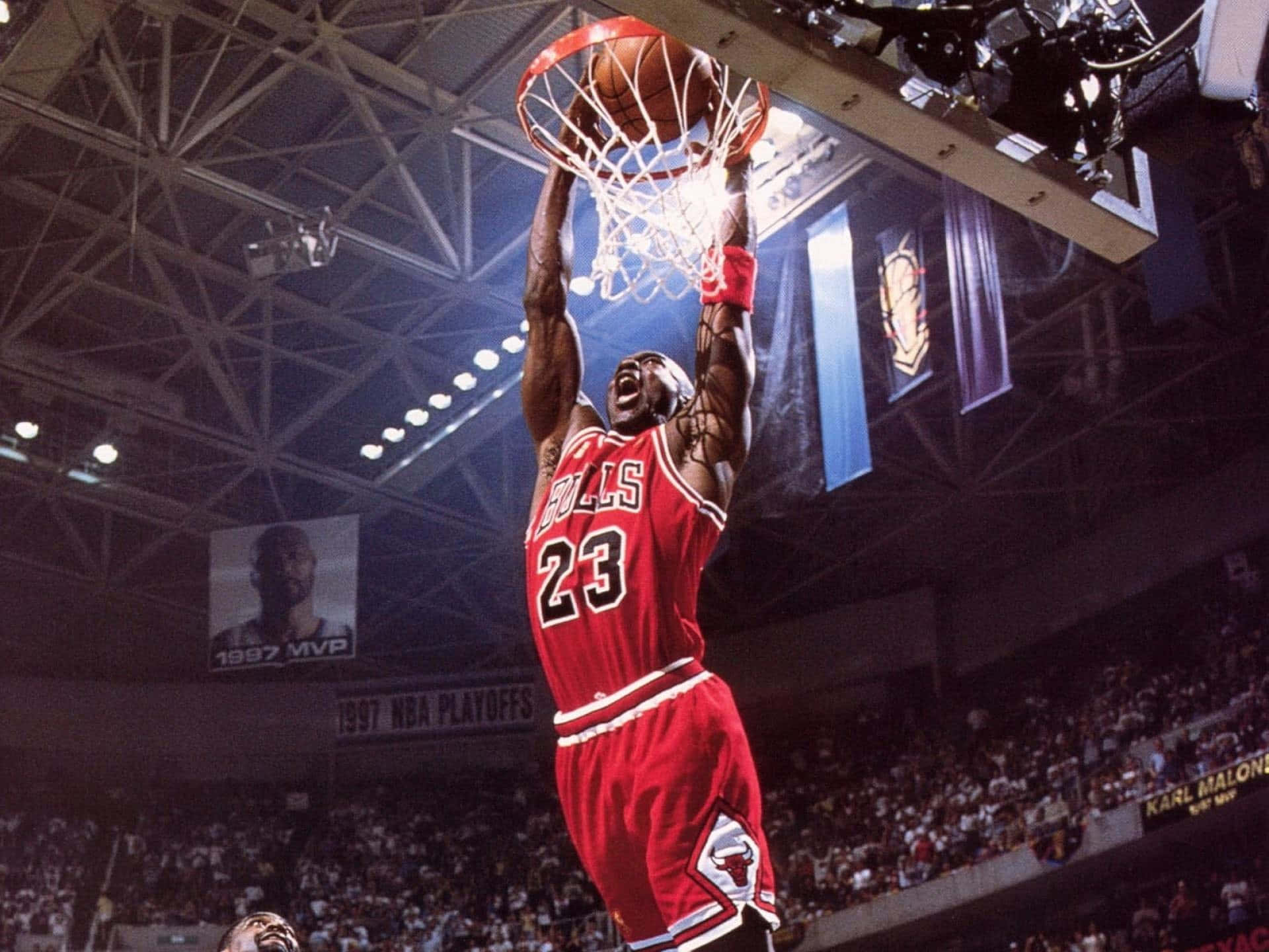 麥可喬丹在1997年NBA季後賽期間，在座無虛席的場館中灌籃。 — Michael B Jordan 壁紙