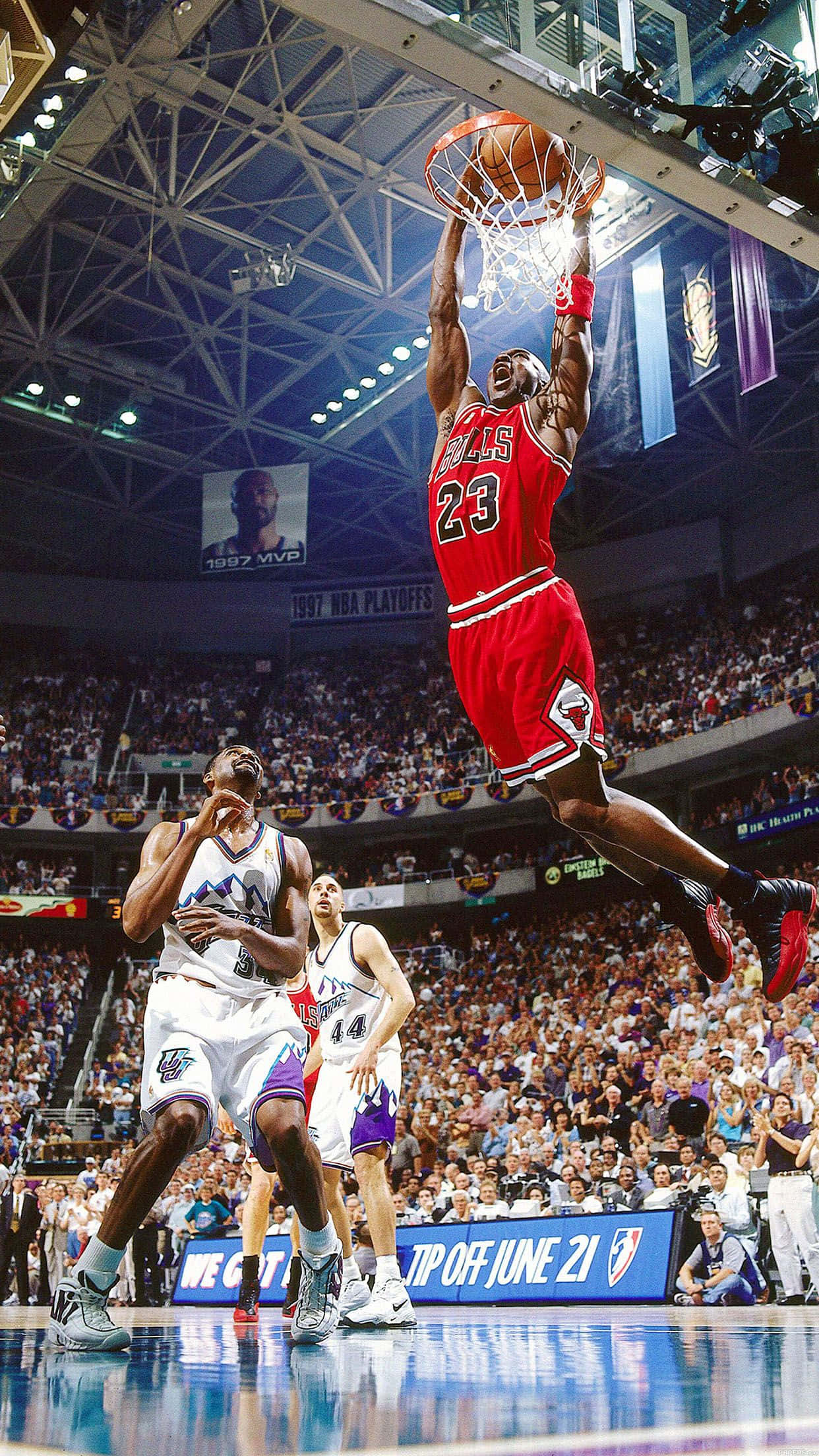 Michael Jordan Dunk 桌布 壁紙 — 麥可喬丹穿著紅色公牛球衣，在擠滿觀眾的NBA季後賽比賽中空中灌籃。