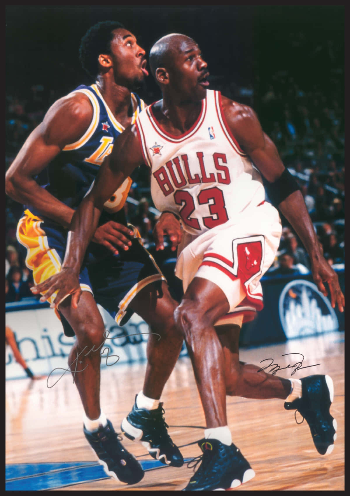 Jordan And Kobe 桌布 壁紙 — 麥可喬丹身穿公牛隊球衣，在明亮的場館燈光下於激烈的籃球比賽中運球越過防守球員。