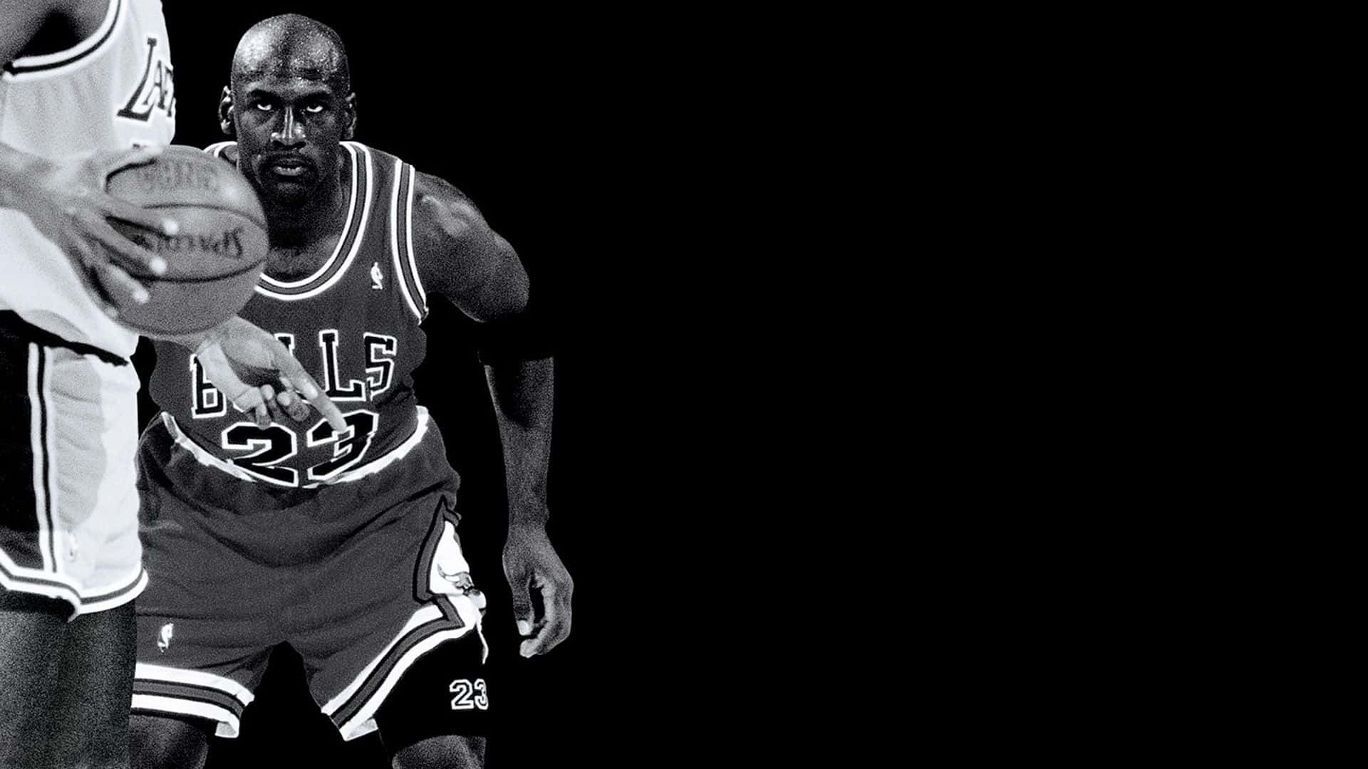 Jordan 桌布 壁紙 — 麥可喬丹身穿公牛隊球衣，在純黑背景下嚴密防守一名持球的對手。