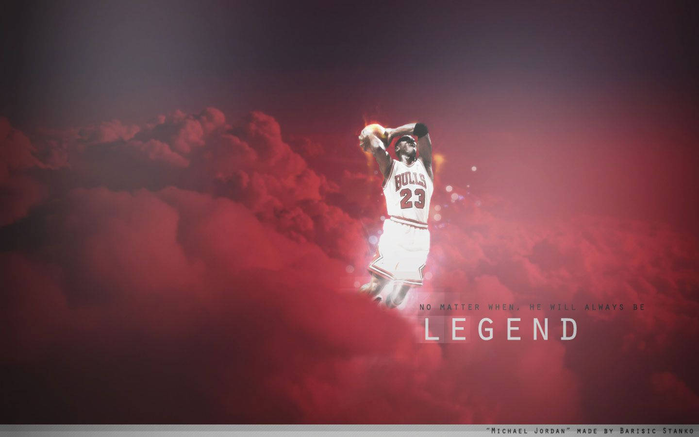 麥可喬丹在半空中灌籃，背景是紅色多雲的天空，帶有「LEGEND」文字。 — Michael B Jordan 壁紙
