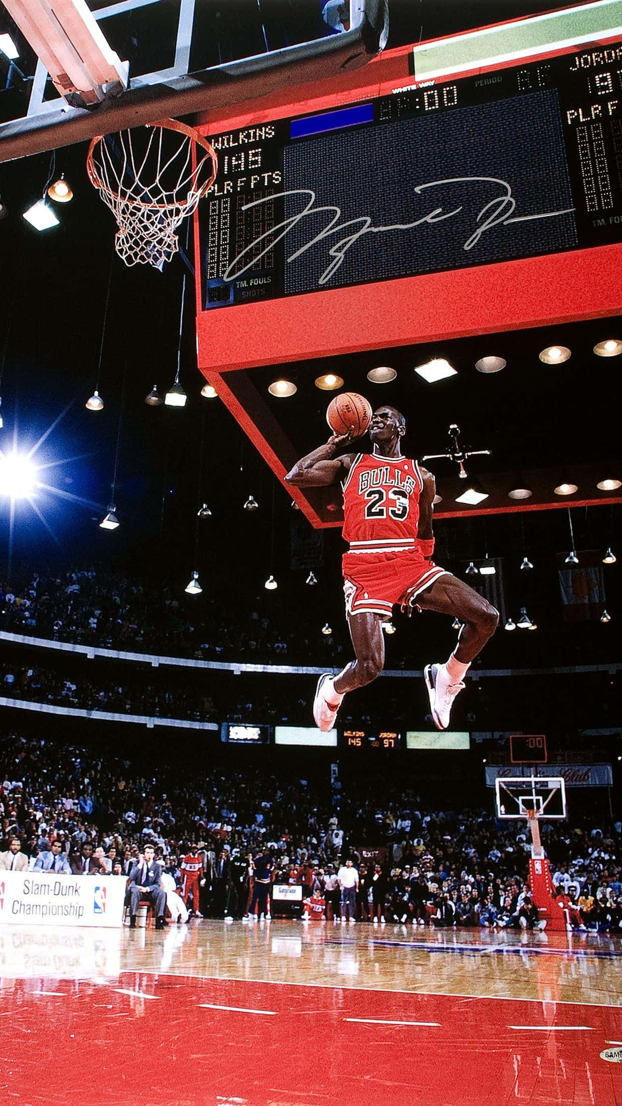 Aesthetic NBA 桌布 壁紙 — 麥可喬丹身穿標誌性紅色公牛球衣，在灌籃大賽中飛身灌籃。