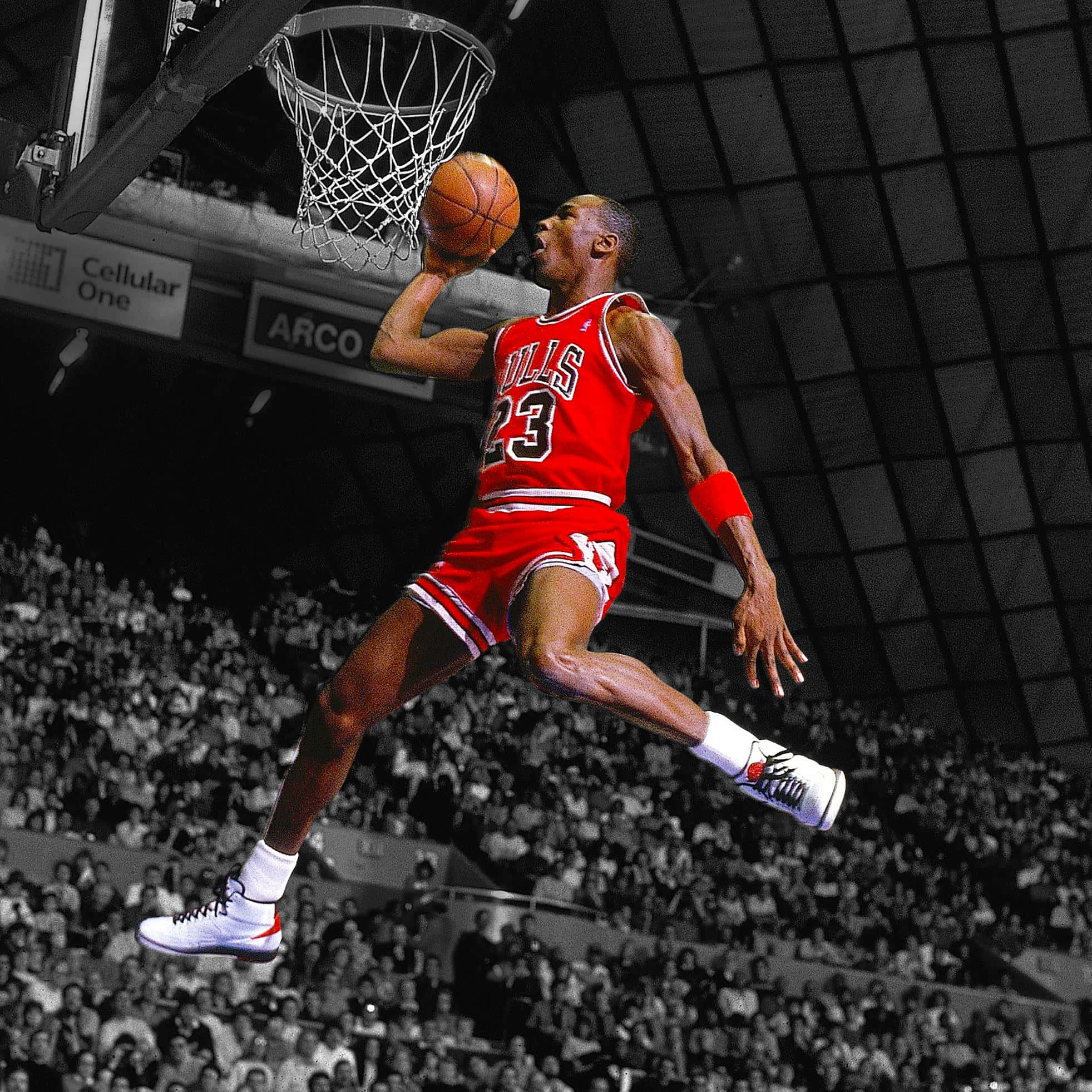 Jordan 桌布 壁紙 — 麥可喬丹身穿標誌性紅色公牛球衣，在黑白觀眾面前空中灌籃。