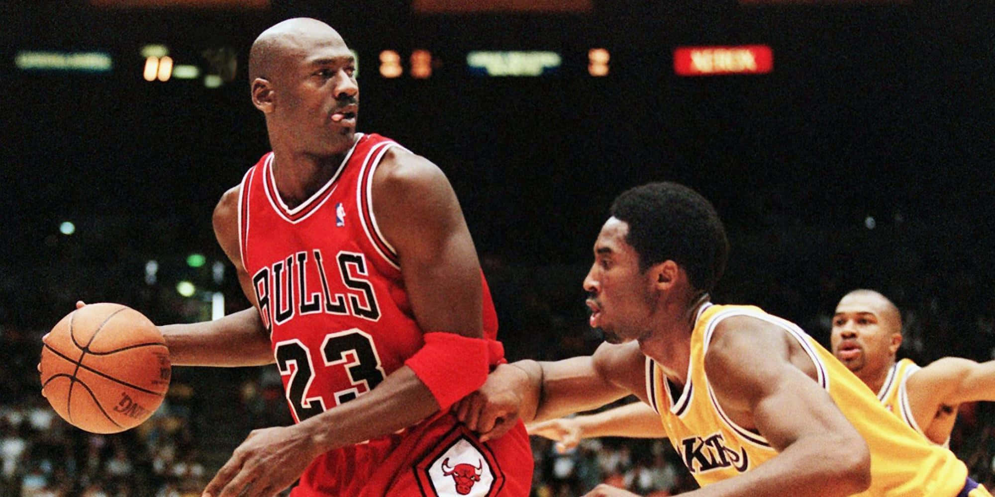 邁克爾·喬丹 桌布 壁紙 — 麥可喬丹身穿紅色公牛球衣，在激烈的NBA比賽中運球越過身穿黃色湖人球衣的柯比布萊恩。