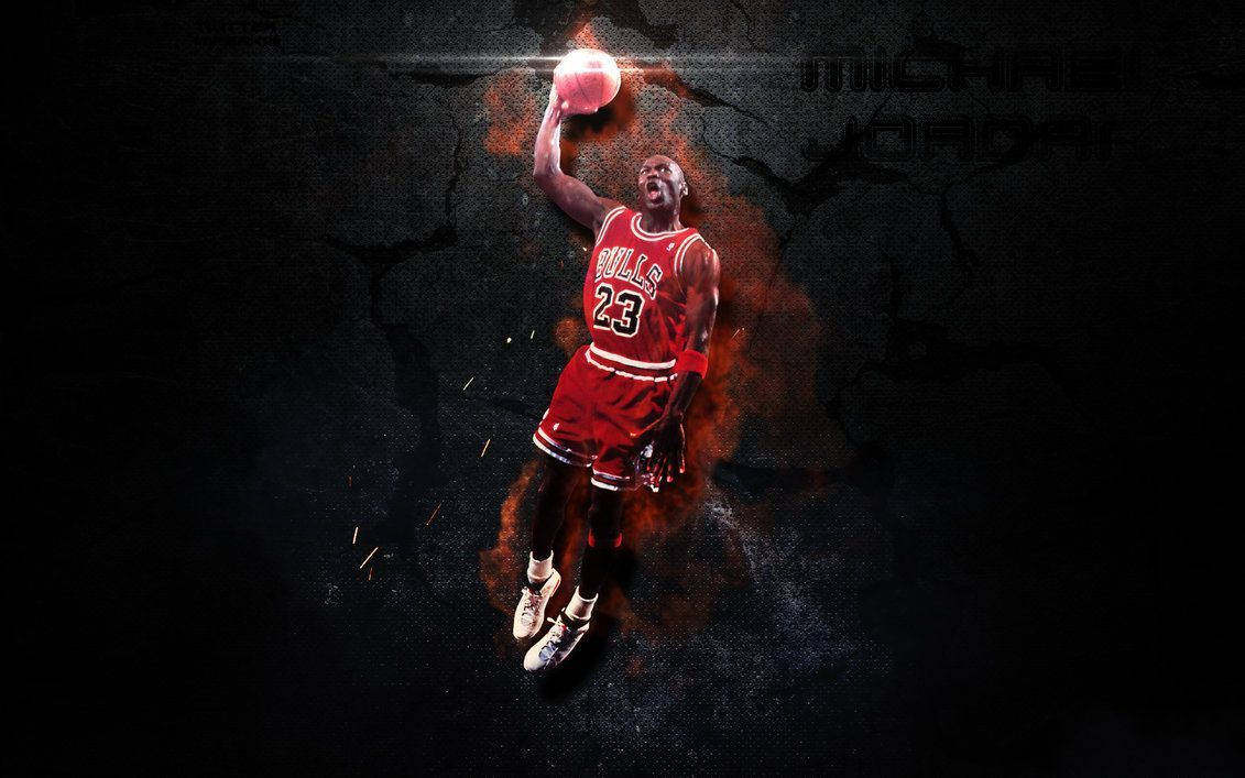 籃球 Jordan 桌布 壁紙 — 麥可喬丹身穿紅色公牛隊球衣，在裂開的黑暗背景前跳起，帶有熾熱的橙色光環，手持籃球。
