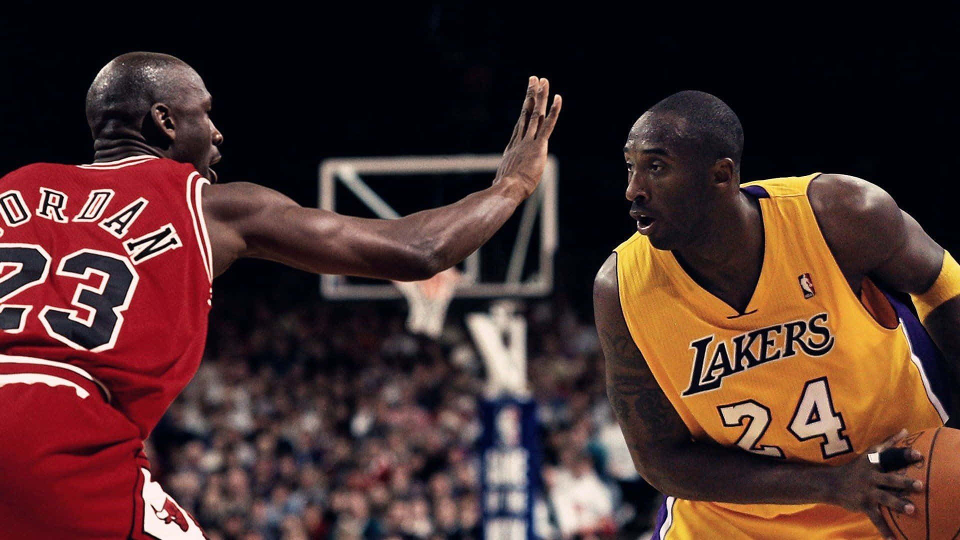 Kobe Bryant And Michael Jordan 桌布 壁紙 — 麥可喬丹身穿紅色芝加哥公牛隊球衣，在明亮的場館燈光下，於激烈的籃球比賽中防守身穿黃色湖人隊球衣的柯比布萊恩。