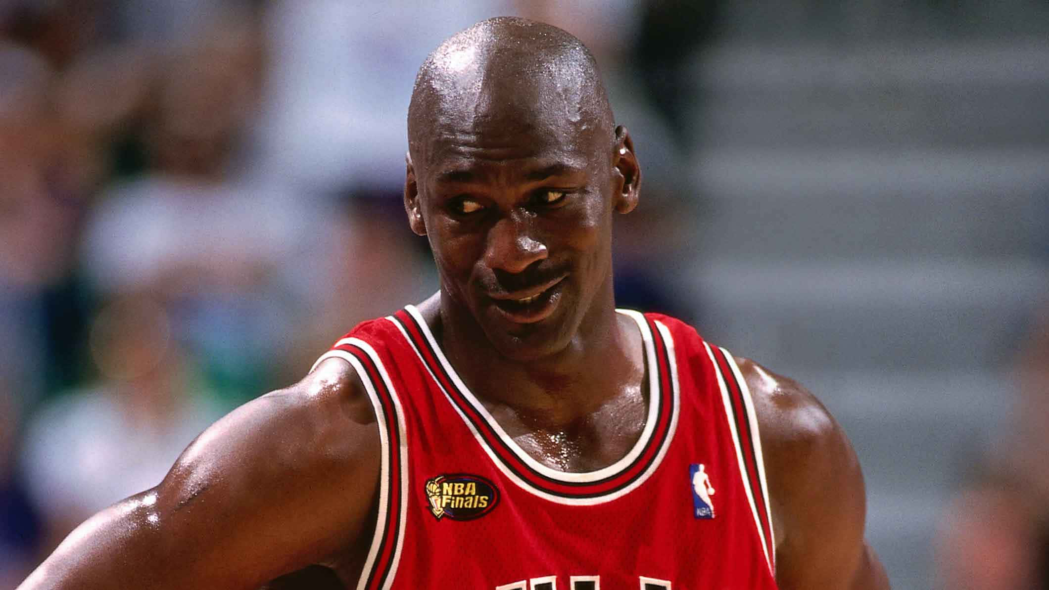 Jordan 桌布 壁紙 — 麥可喬丹身穿紅色芝加哥公牛隊球衣，在激烈的NBA總決賽比賽中汗水閃閃發光。