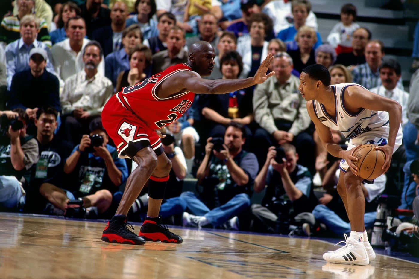 Jordan 桌布 壁紙 — 麥可喬丹身穿芝加哥公牛紅色球衣，在激烈的NBA比賽中防守一名持球的華盛頓巫師球員。