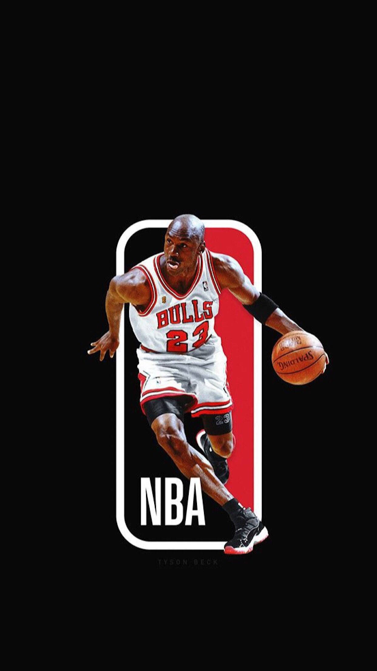 NBA 桌布 壁紙 — 麥可喬丹身穿芝加哥公牛隊球衣，在黑色背景前運球，背景有NBA標誌。