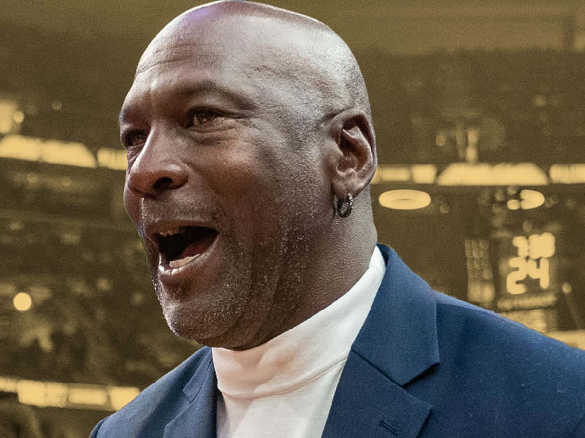 Jordan 桌布 壁紙 — 麥可喬丹身穿藍色西裝，在模糊的籃球場背景下燦爛地微笑。