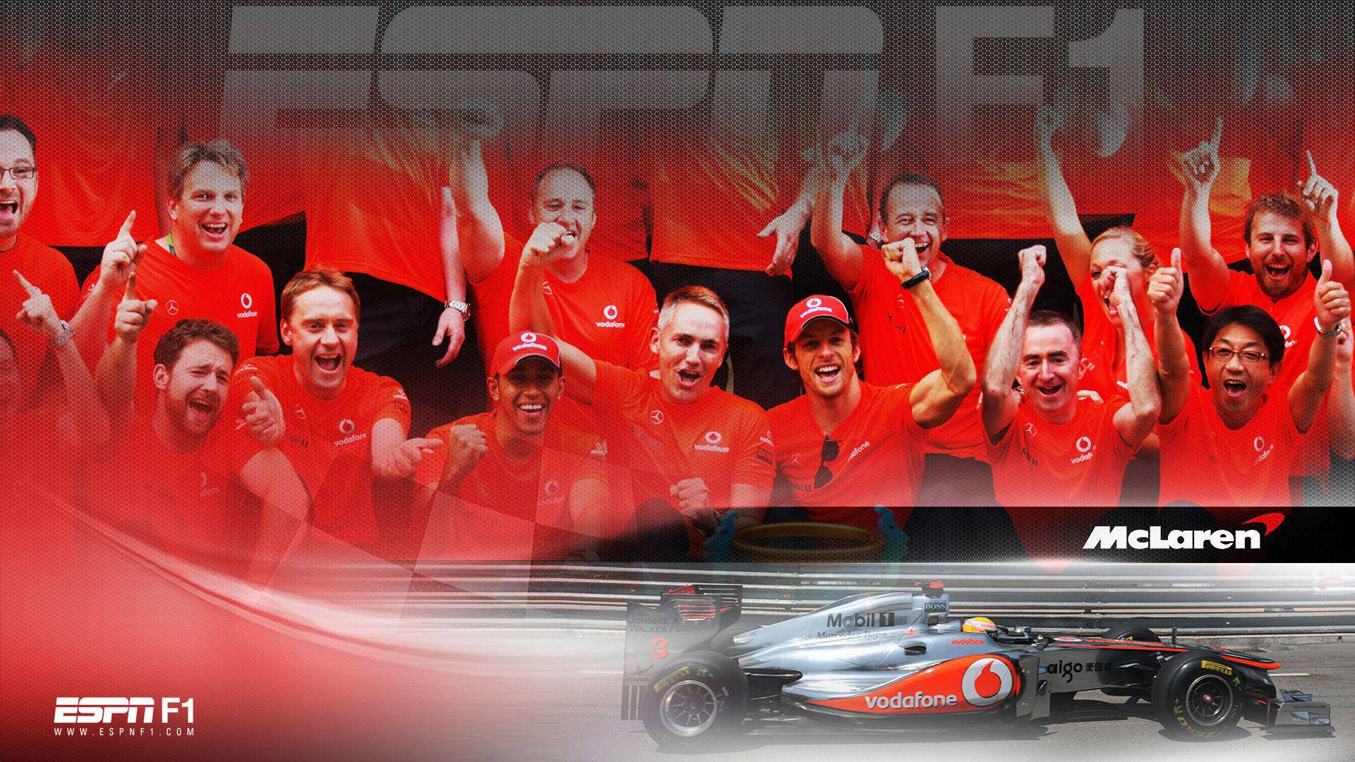 Espn 桌布 壁紙 — 麥拉倫F1車隊穿著紅色襯衫慶祝勝利，他們的銀色賽車在下方賽道上飛馳。