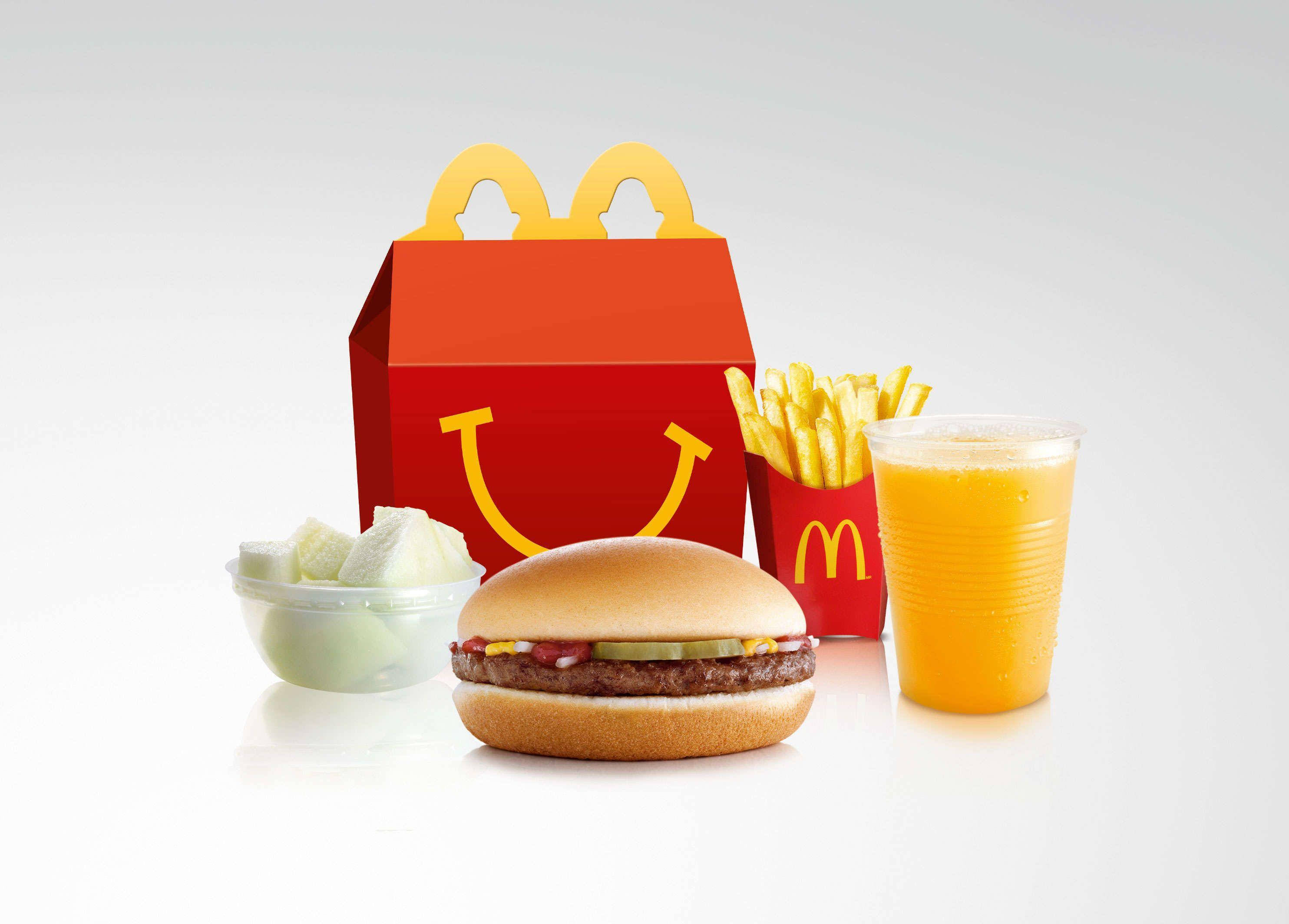 Mcdonalds 桌布 壁紙 — 麥當勞快樂兒童餐，包含漢堡、薯條、飲料和蘋果片，整齊地擺放在潔白的背景上。