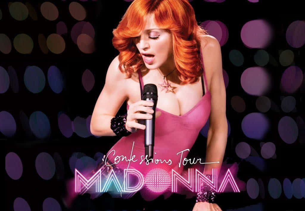 Madonna 桌布 壁紙 — 麥當娜身穿粉紅色連衣裙，手持麥克風，在充滿活力的散景背景下熱情表演。