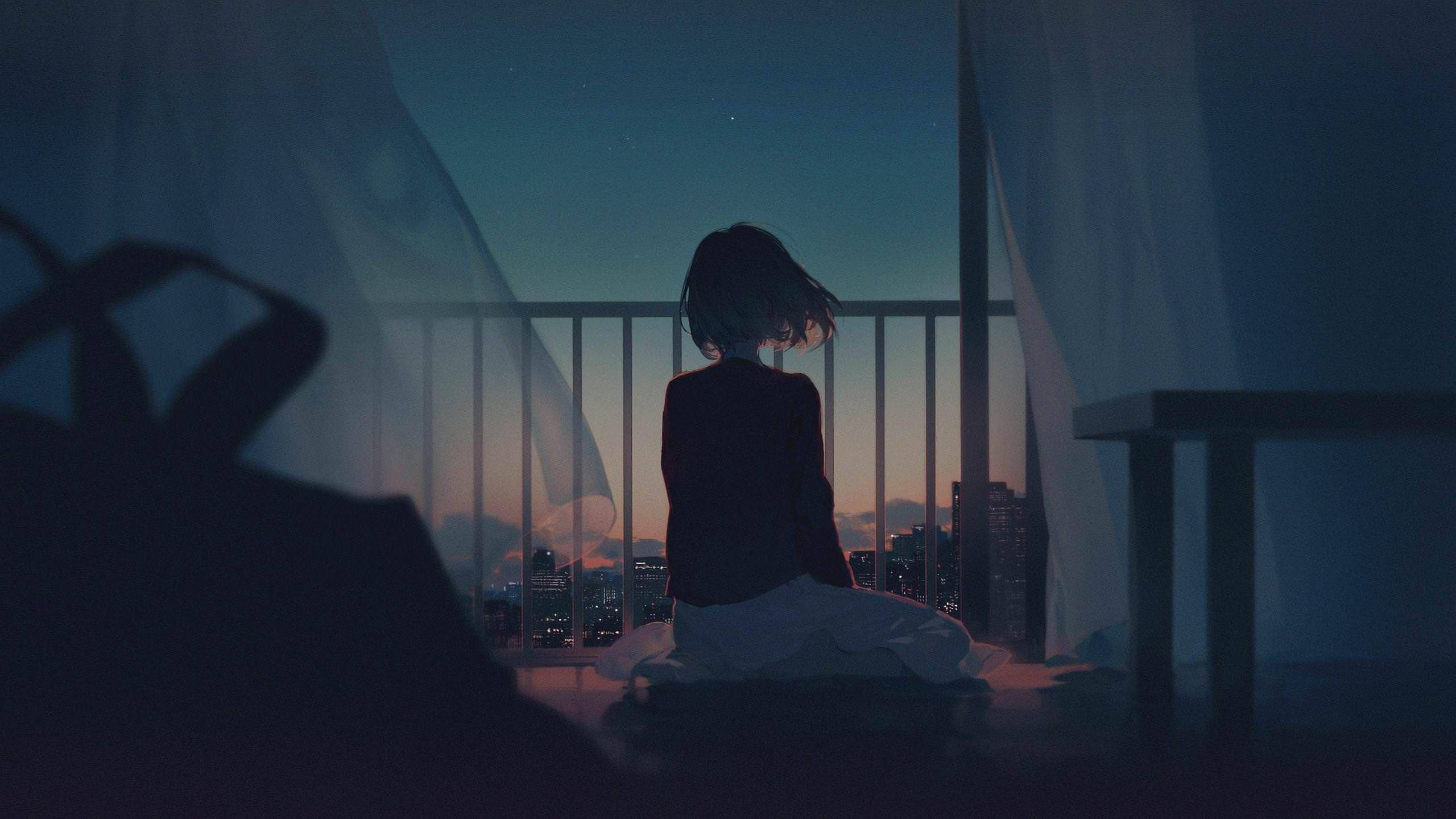 憂鬱少女美學 桌布 壁紙 — 黃昏時分，一個孤獨的身影坐在陽台上，凝視著星空下柔和藍紫色調的城市景觀。