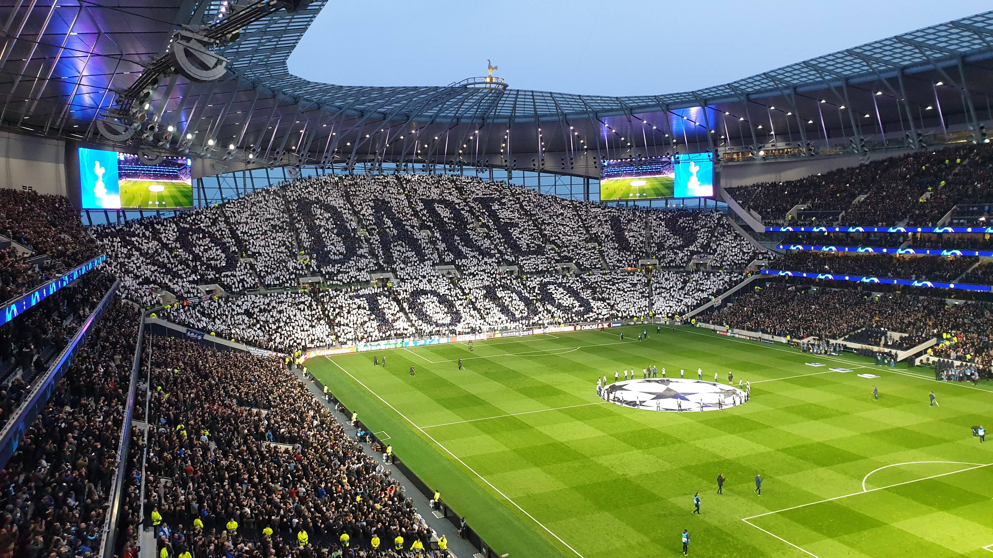 足球 桌布 壁紙 — 黃昏時分，一個座無虛席的足球場，球迷在看台上組成巨大的「DARE TO DREAM」字樣。