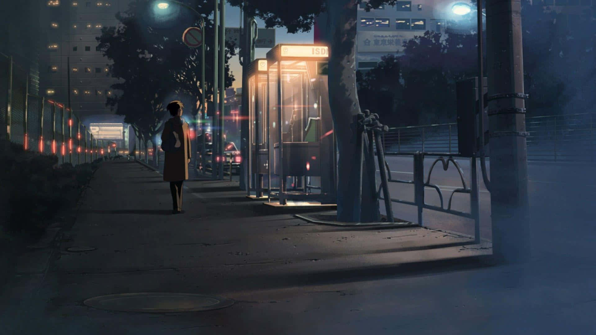 Anime Street 桌布 壁紙 — 黃昏時分，一個穿著外套的孤獨身影走過霧氣瀰漫的城市人行道上一個發光的電話亭。