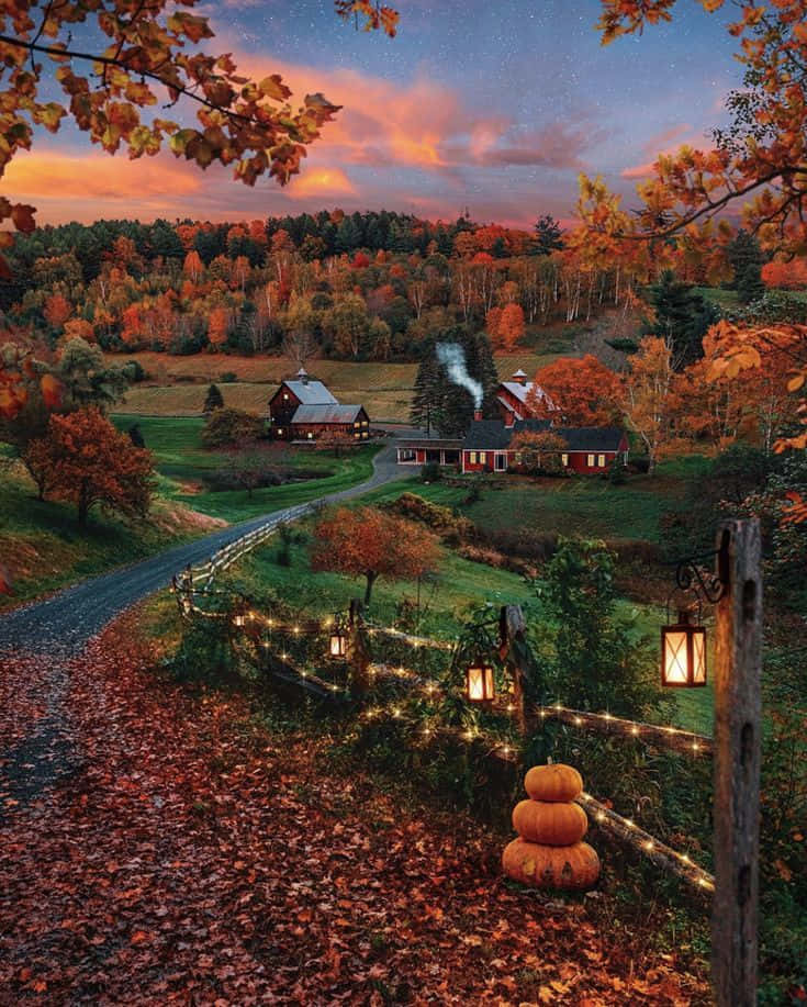 Beautiful Autumn 桌布 壁紙 — 黃昏時分，一個舒適的秋季農莊，有發光的燈籠、南瓜和落葉，星空下。