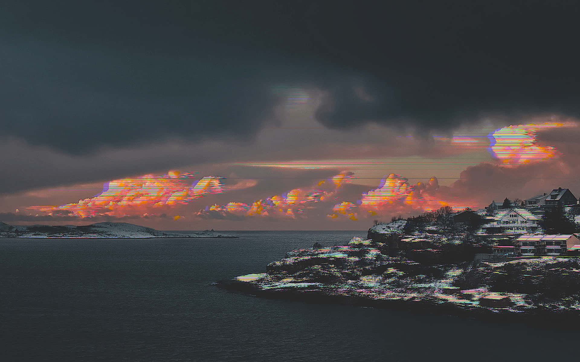 Glitch 桌布 壁紙 — 黃昏時分，一個被雪覆蓋的海邊村莊，暴風雨的天空下，暗黑的水面上反射著故障風格的霓虹雲。
