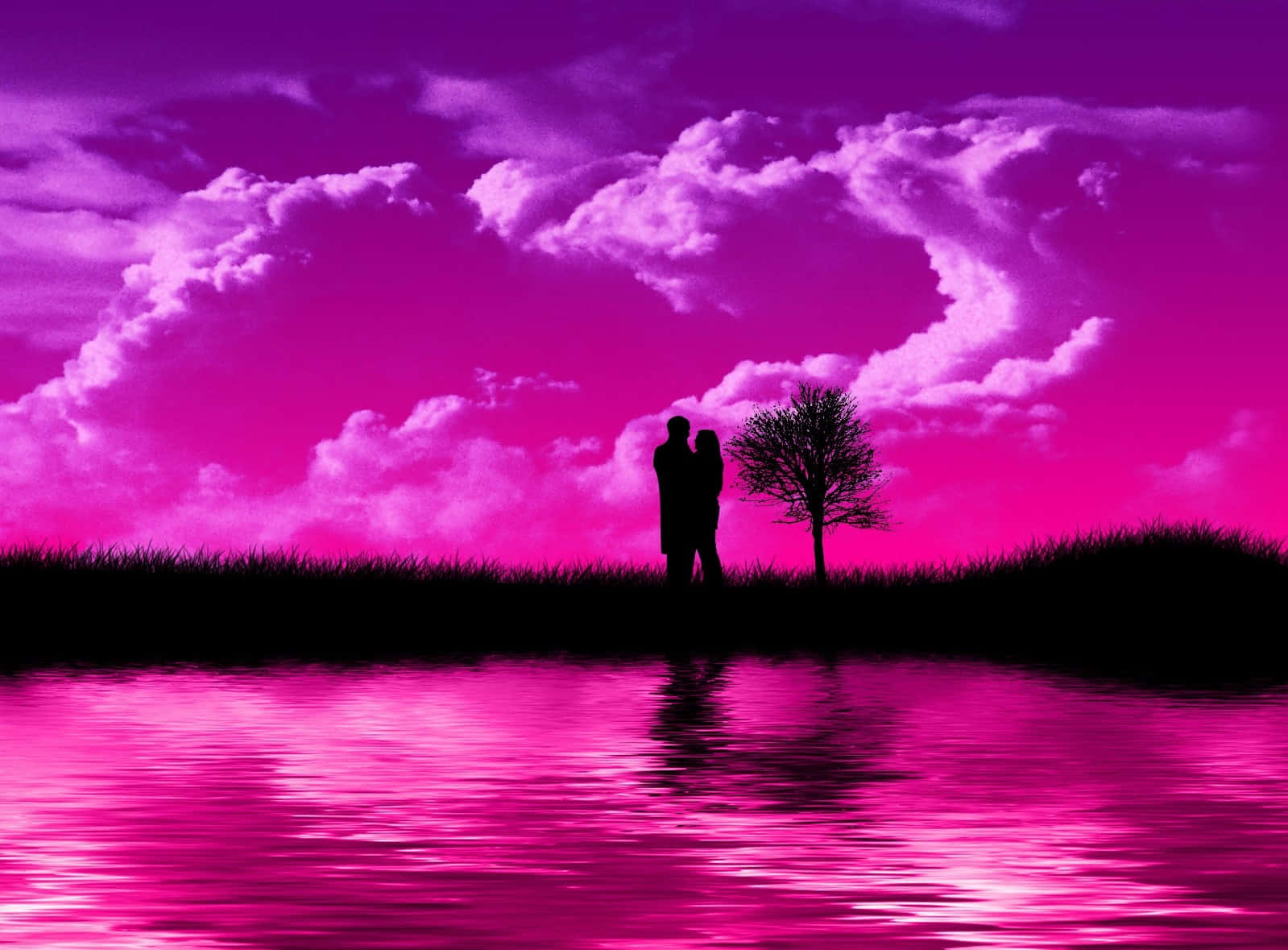 Romantic Love 桌布 壁紙 — 黃昏時分，一對剪影情侶在孤樹旁擁抱，絢麗的洋紅色天空倒映在漣漪的水面上。