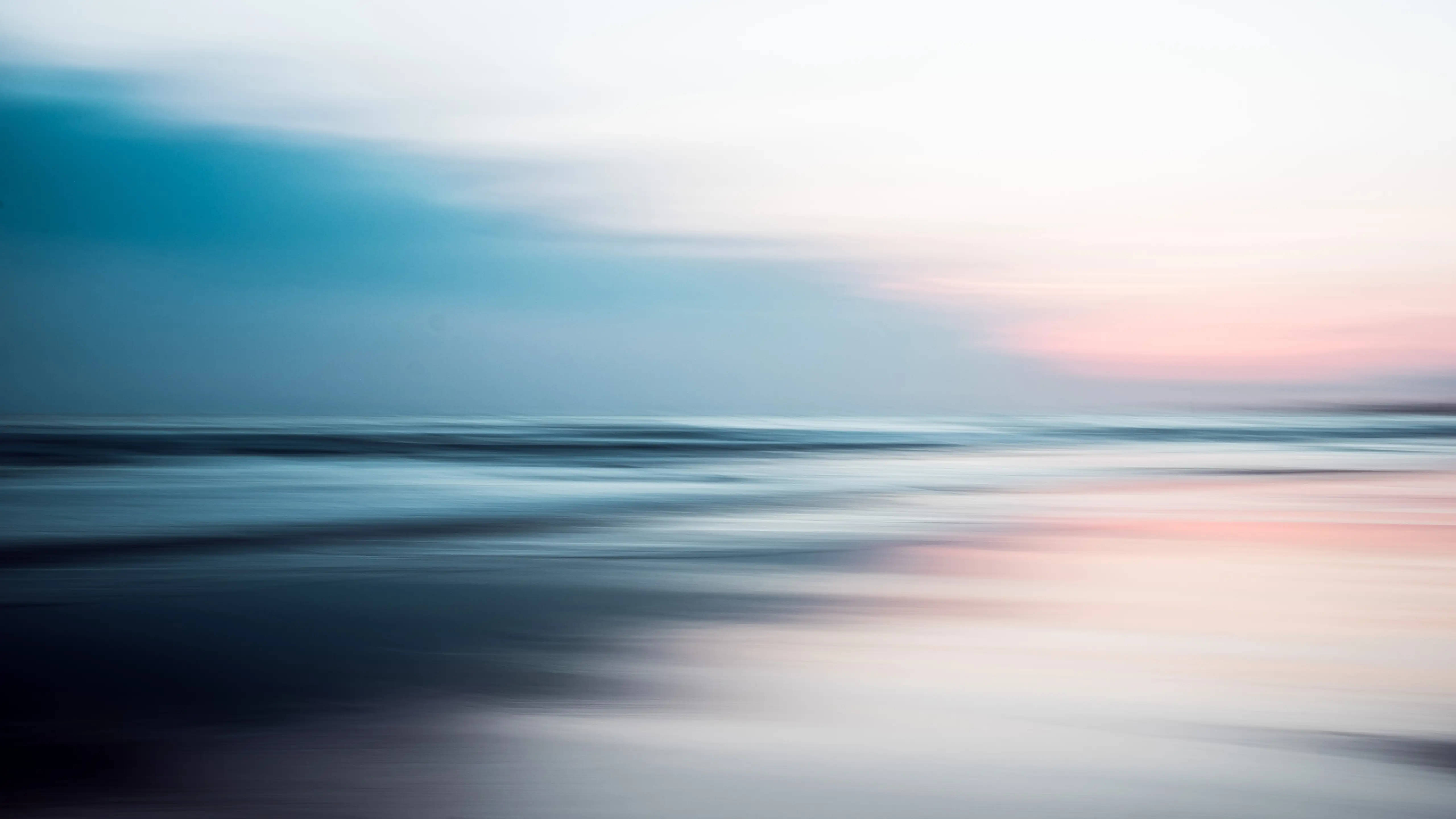 蘋果 桌布 壁紙 — 黃昏時分，一幅寧靜的抽象海景，水流的模糊動態映照出柔和的粉紅與藍綠色調。