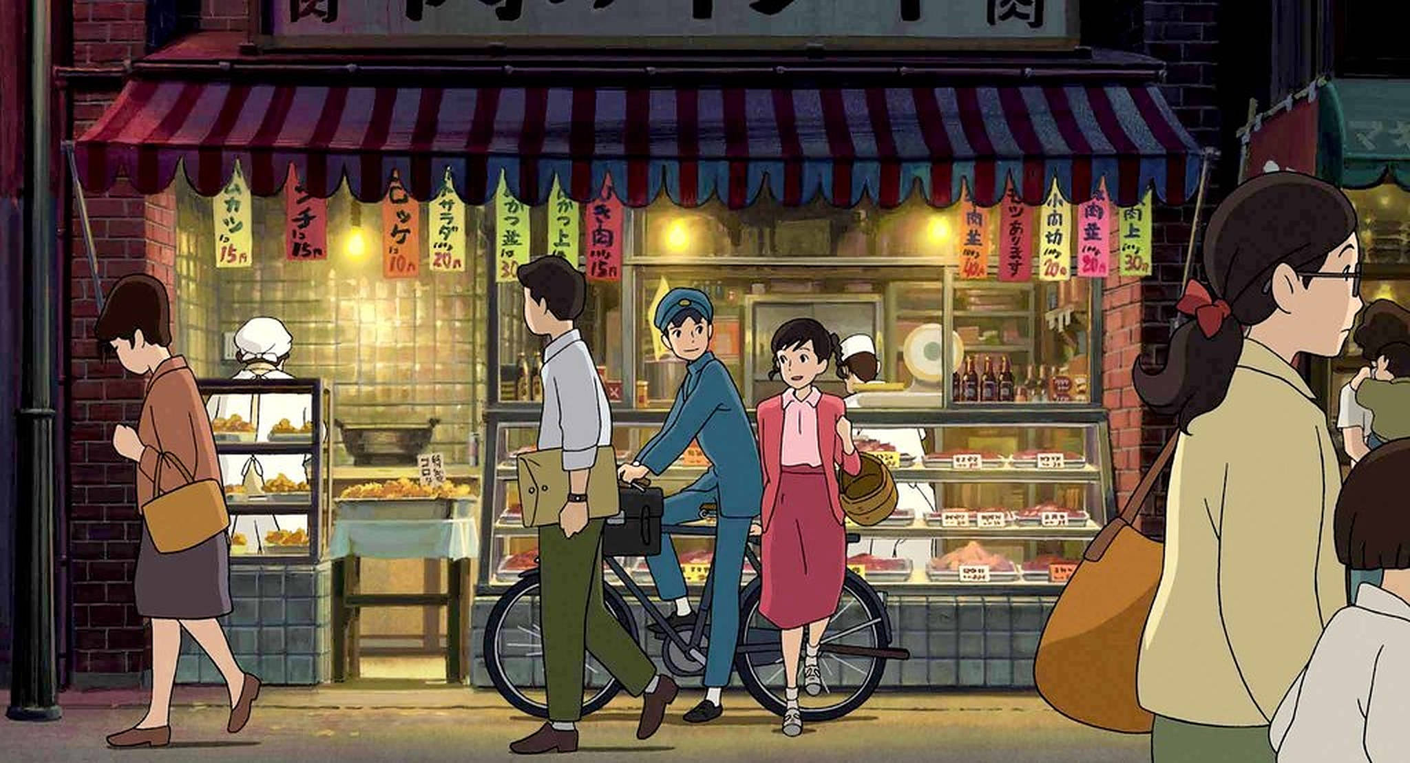 來自紅花坂 桌布 壁紙 — 黃昏時分，一條溫暖照明的日本街道，人們走過麵包店，還有一對騎腳踏車的情侶。