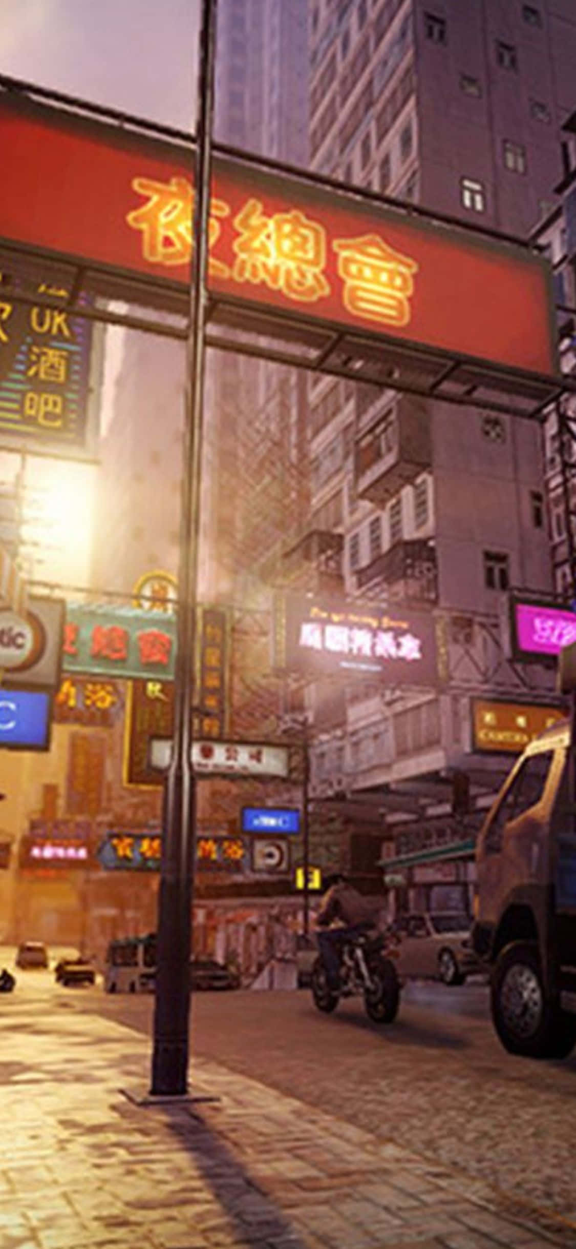 City Street 桌布 壁紙 — 黃昏時分，一條霓虹燈照亮的城市街道，發光的招牌和一個摩托車手在一個高聳的紅色招牌下經過。