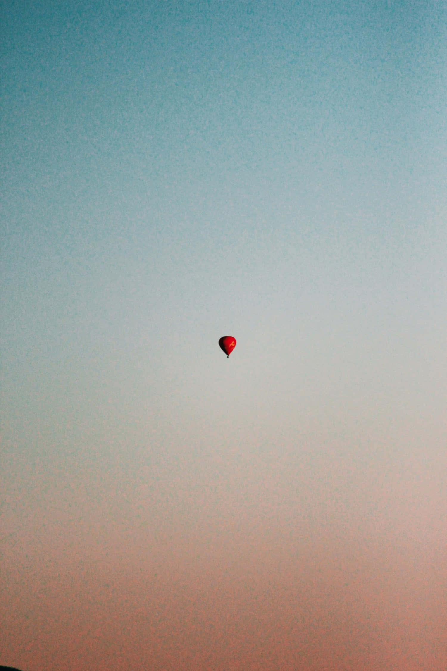 Minimalism 桌布 壁紙 — 黃昏時分，一隻孤獨的紅色熱氣球在從藍綠色漸變到柔和粉紅色的天空中飄蕩。