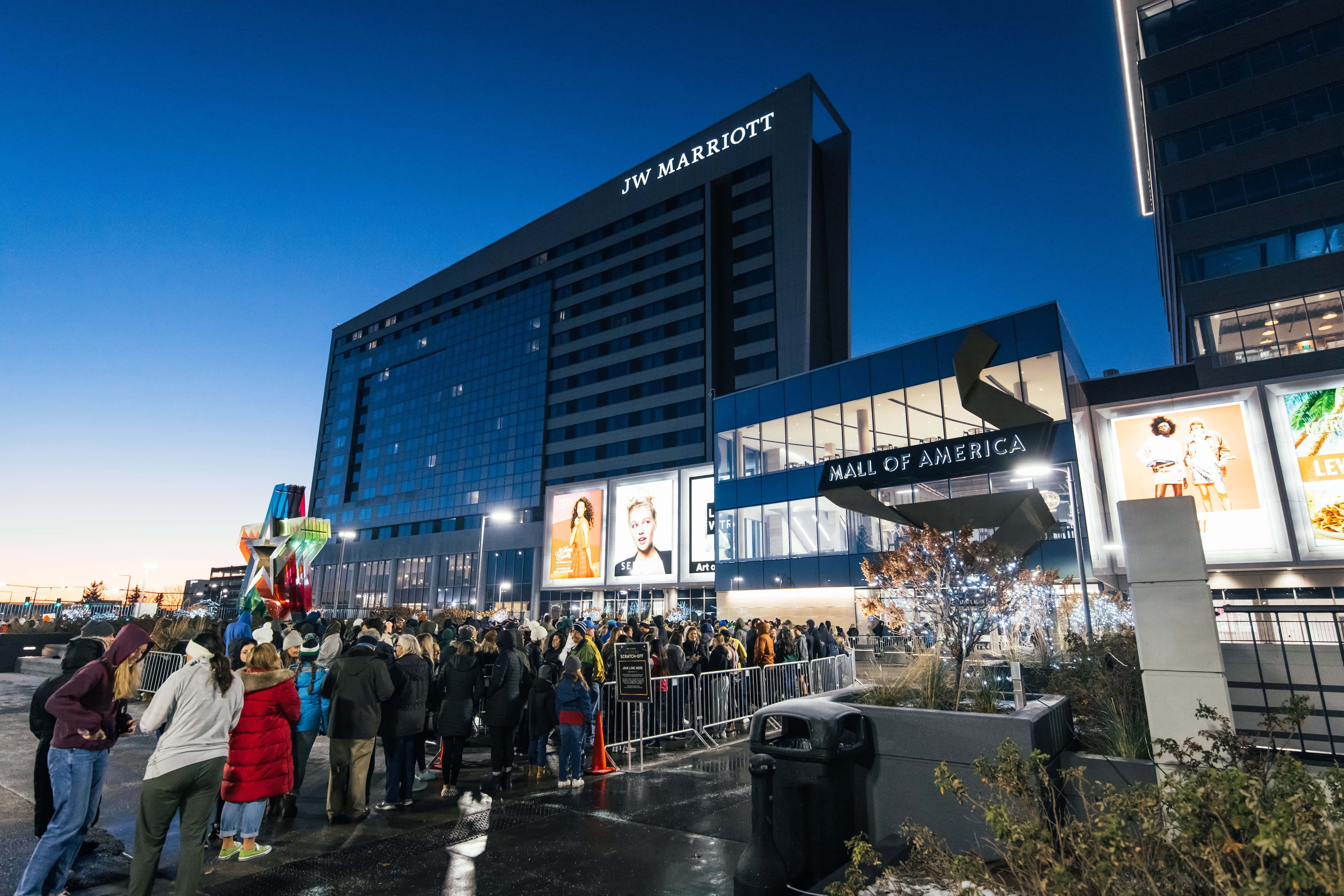 Mall Of America 桌布 壁紙 — 黃昏時分，人群聚集在JW萬豪酒店外，毗鄰燈火通明的美國購物中心。