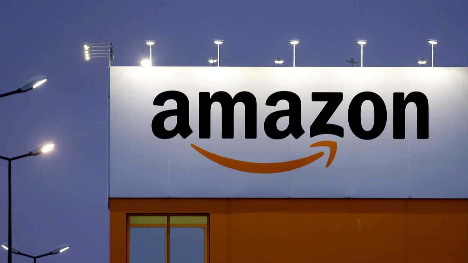 黃昏時分的Amazon倉庫建築及發光標誌。 — 亞馬遜 GIF 壁紙