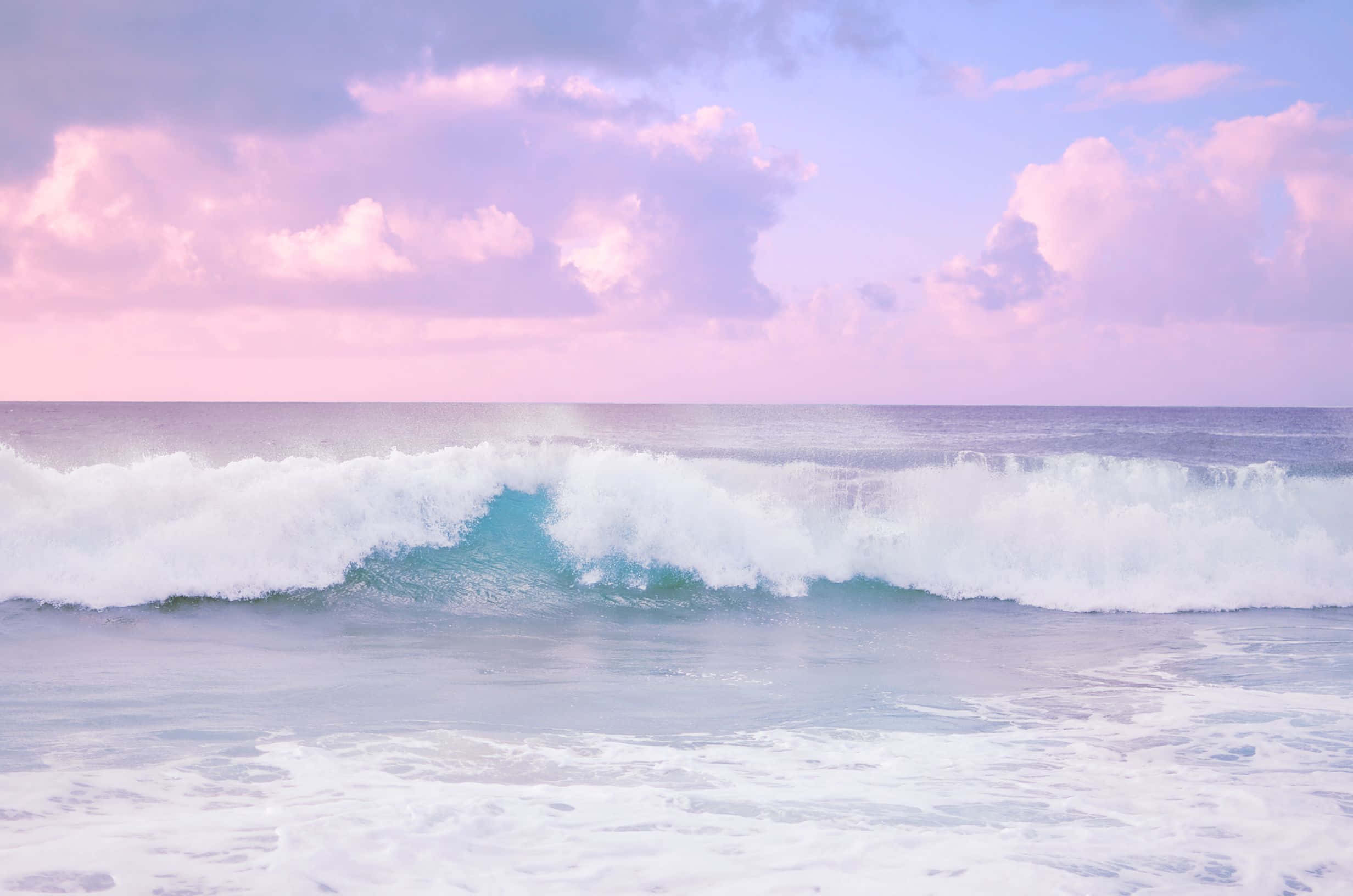 Aesthetic Pastel 桌布 壁紙 — 黃昏時分，在粉紅和紫色柔和天空下，平靜的海浪拍打著。