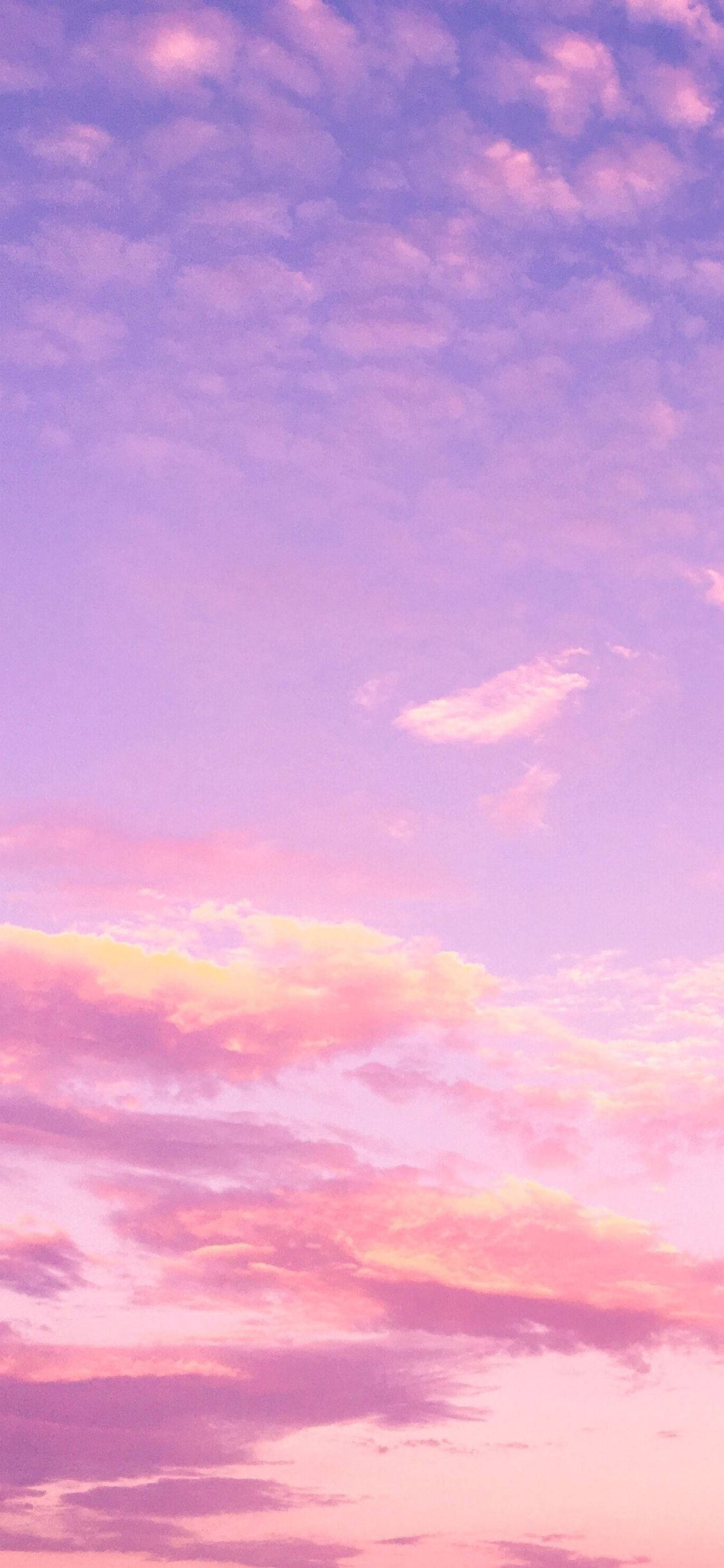 Pink And Blue 桌布 壁紙 — 黃昏時分，夢幻的天空繪有柔和的薰衣草色和蜜桃色雲彩。