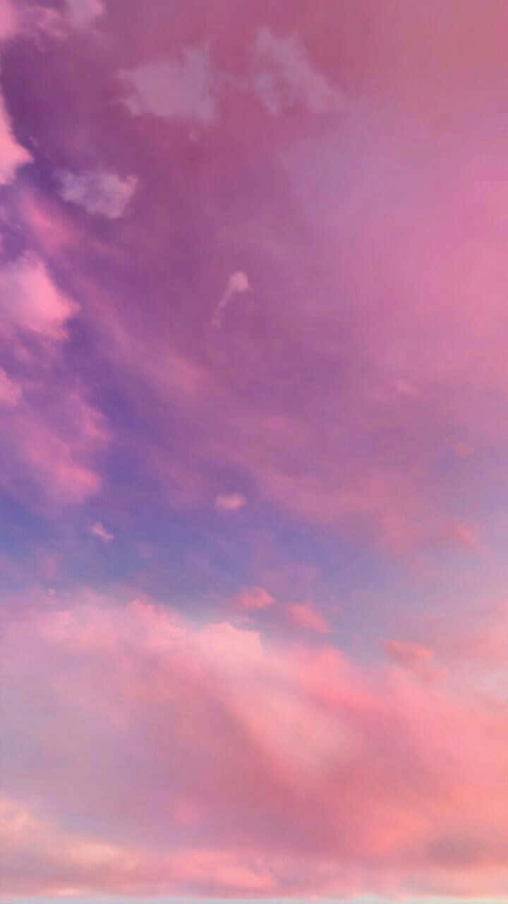 雲朵 桌布 壁紙 — 黃昏時分，夢幻般的天空塗上柔和的粉紅、紫色和藍色雲彩。
