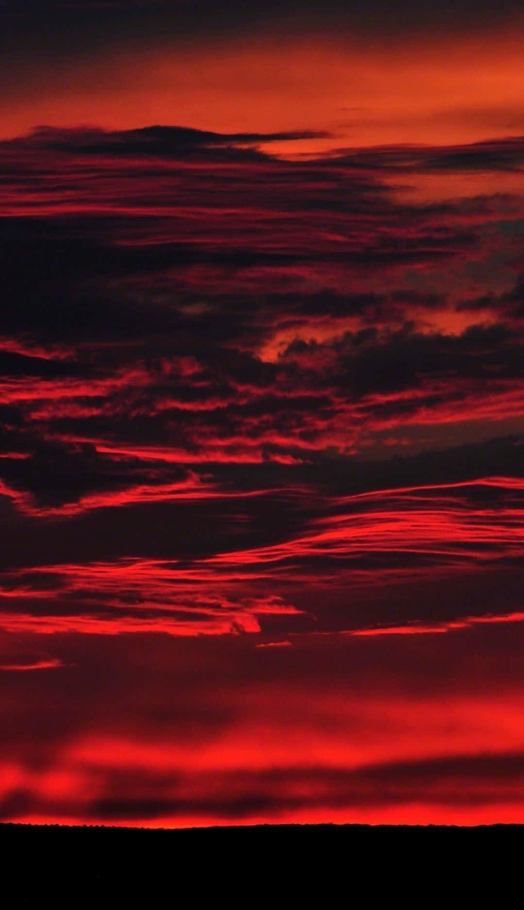 Red Sunset 桌布 壁紙 — 黃昏時分，天空戲劇性地燃燒著火紅和深紅色的雲彩。