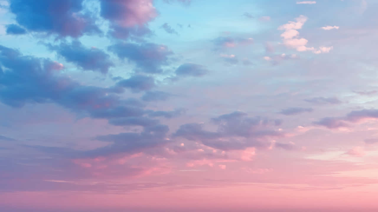 Sunset iPhone 桌布 壁紙 — 黃昏時分，天空被柔和的粉紅色和藍色雲彩描繪得寧靜祥和。