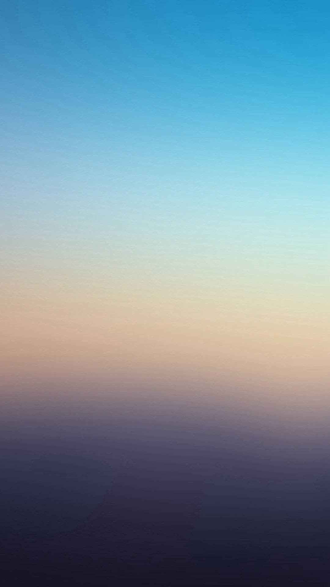 Simple iPhone 桌布 壁紙 — 黃昏時分，寧靜的漸變天空從深藍色過渡到柔和的蜜桃色和紫色。