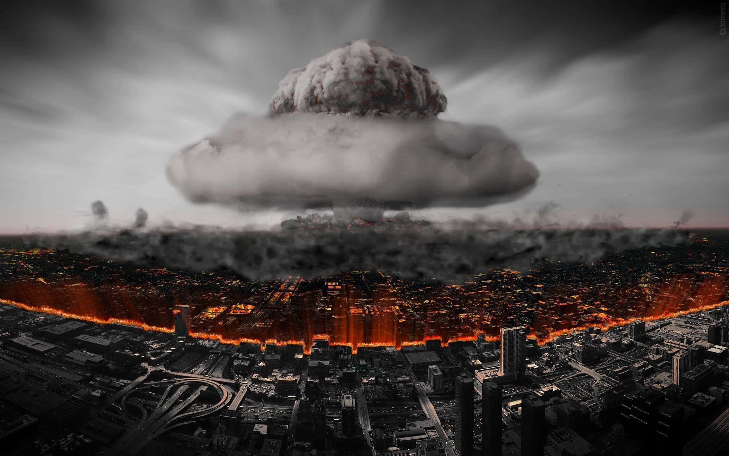 Fallout Nuke 桌布 壁紙 — 黃昏時分，巨大的蘑菇雲籠罩著燃燒的城市景觀，熾熱的橙色火焰吞噬著城市地平線。