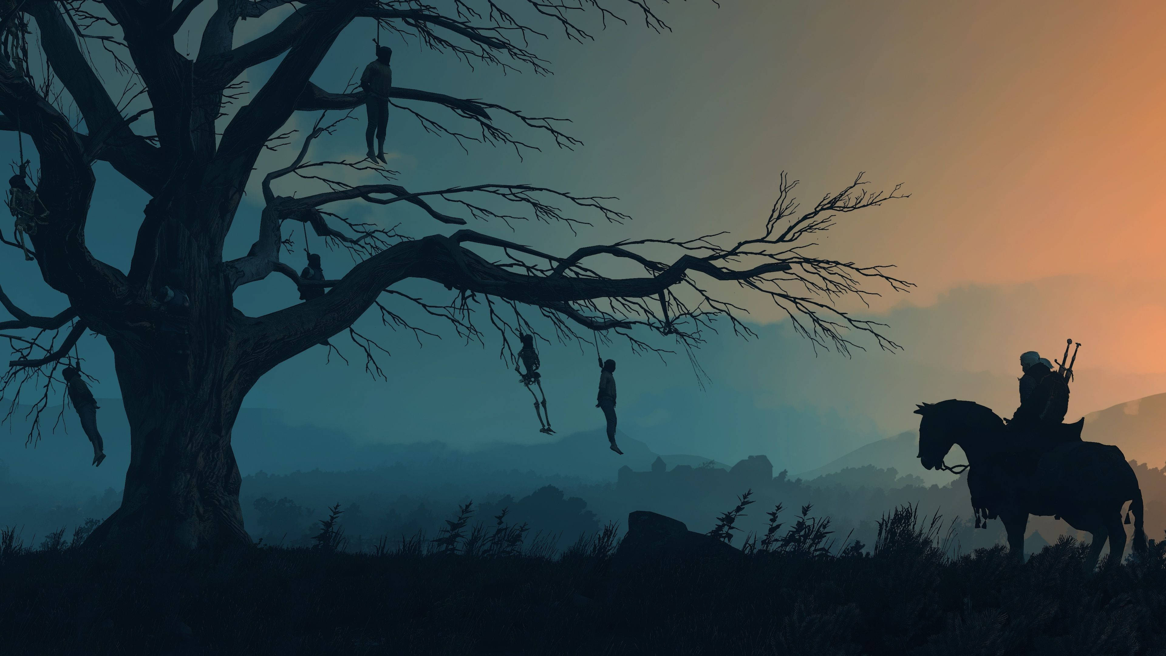 witcher 4K 桌布 壁紙 — 黃昏時分，扭曲的樹上掛著剪影人物，一名孤獨的騎手騎著馬在觀察。